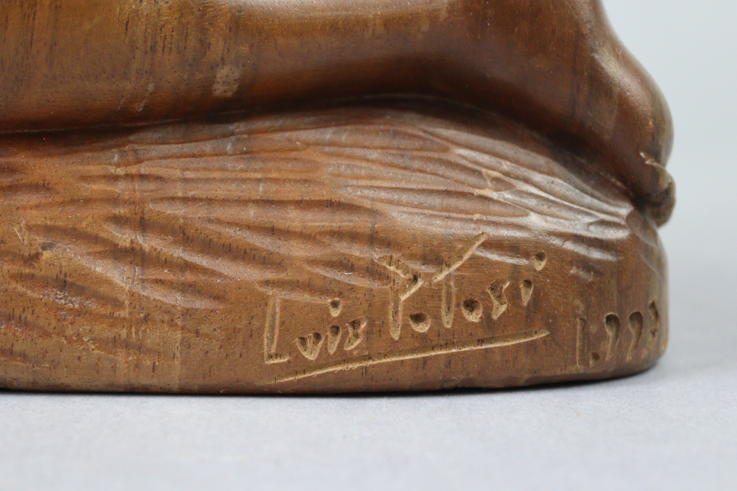 A carved wooden ornament in the form of a kneeling female figure holding her hair in her hands - Image 2 of 3