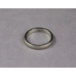 A platinum band; size: H; weight: 3.6 gm.