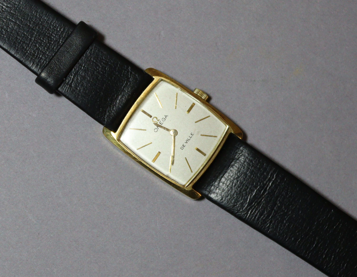 An Omega De Ville 18K ladies' wristwatch , the square silvered dial with gold hands & baton numerals - Image 3 of 4