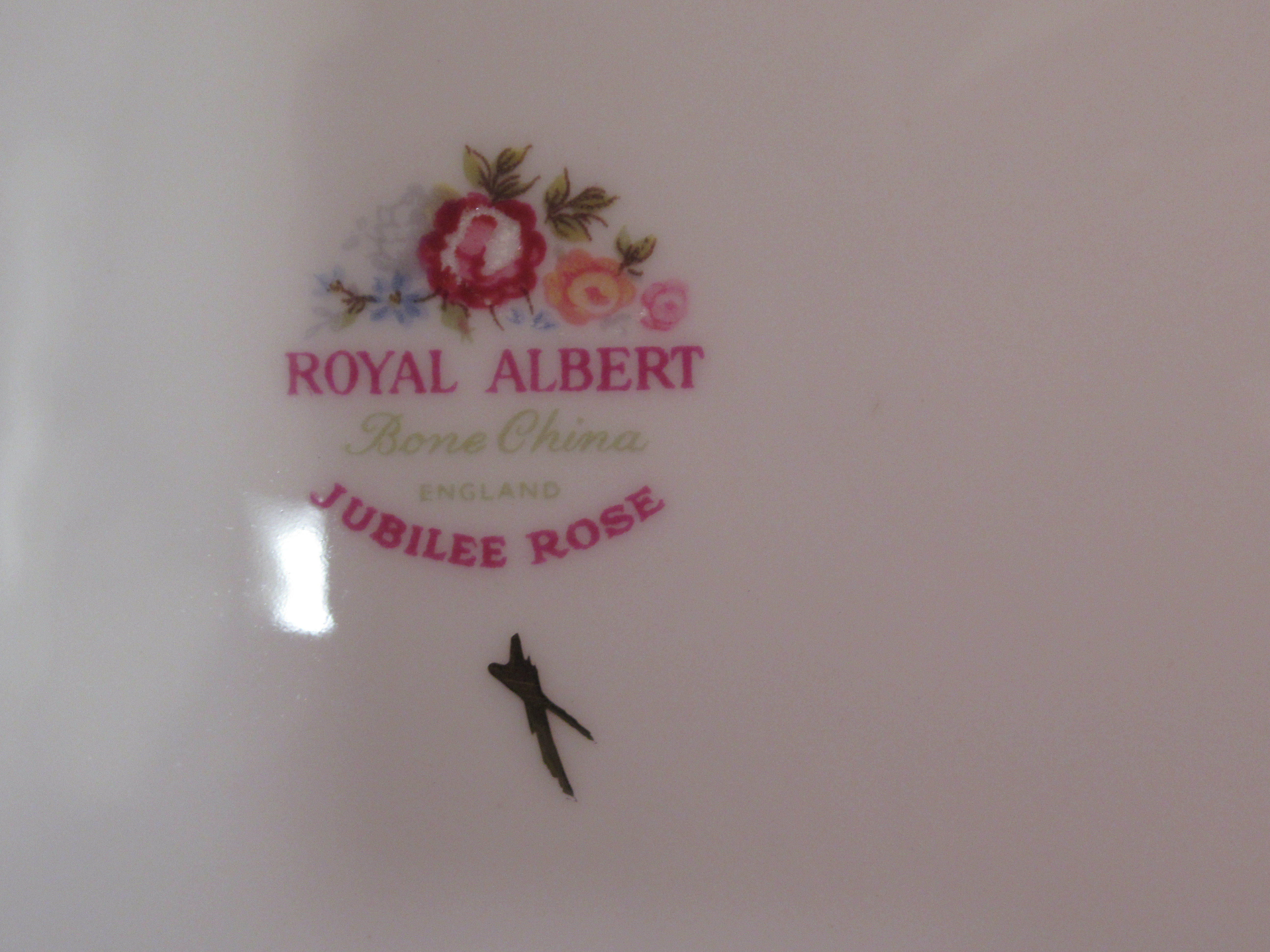 Royal Albert china Jubilee Rose pattern tea/dinner service SR - Image 5 of 5