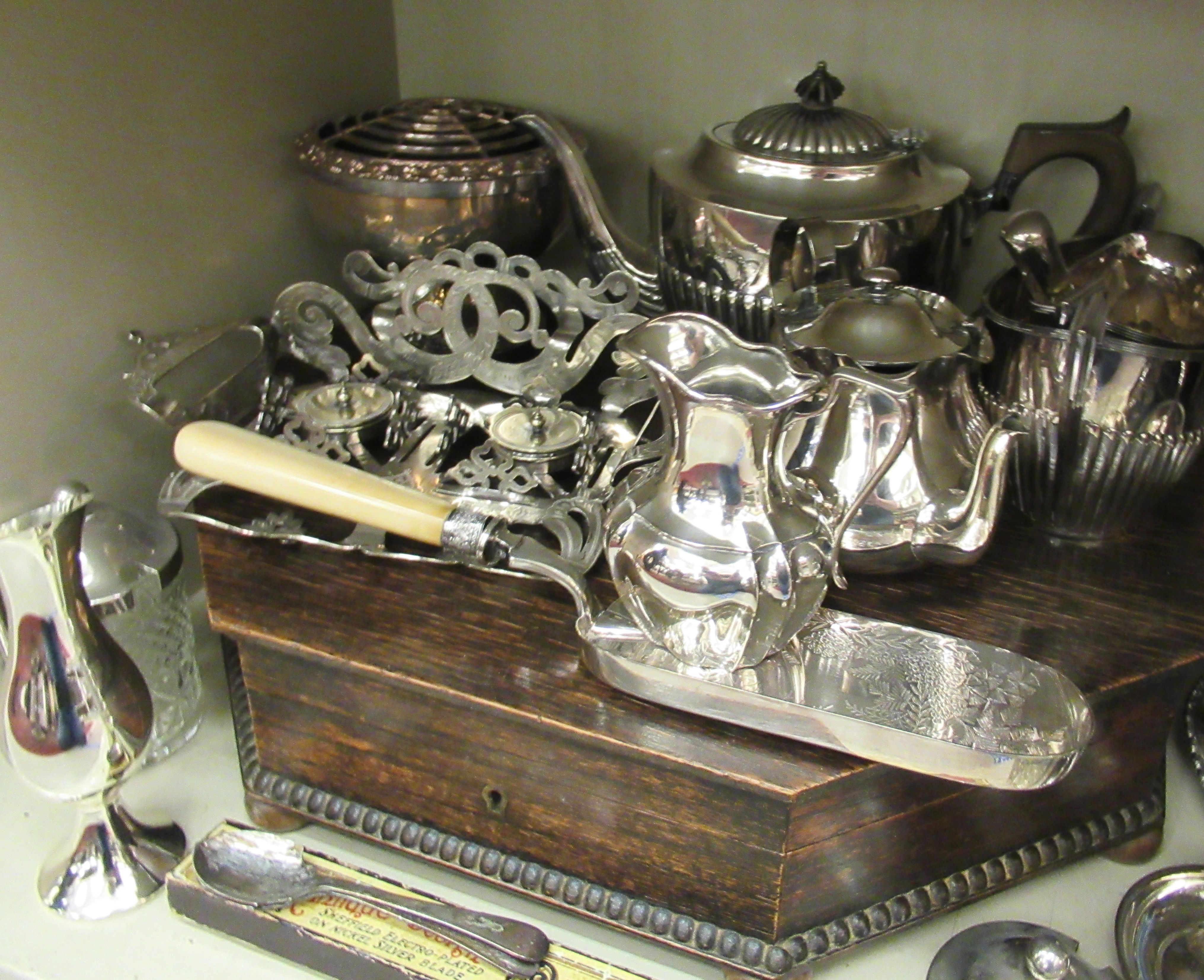 Silver plated tableware: to include a Walker & Hall demi reeded three piece tea set OS5 - Image 3 of 4