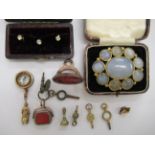 Yellow metal and other items of personal ornament: to include a seal; and a brooch,