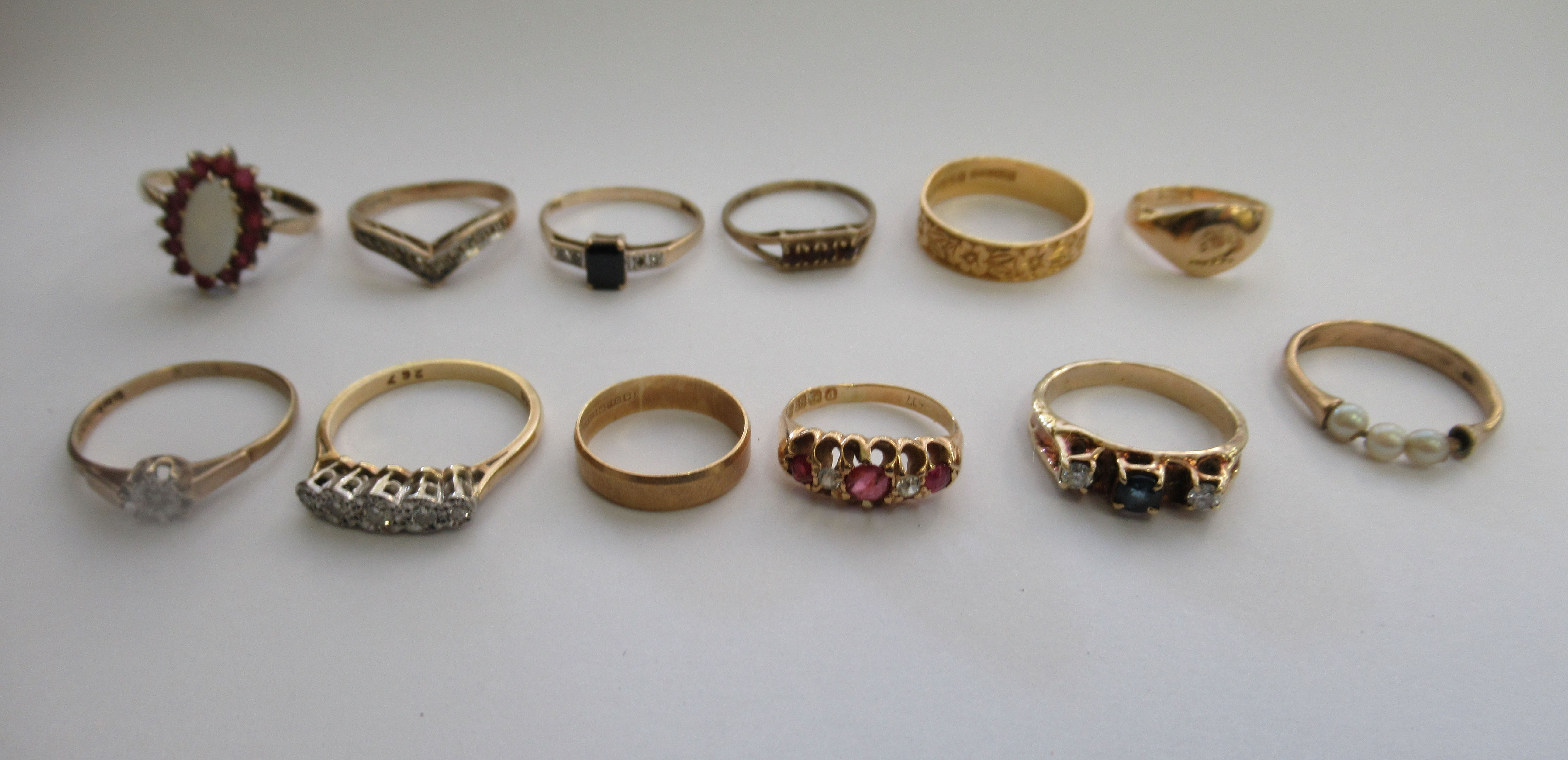 Gold and gold coloured metal rings,