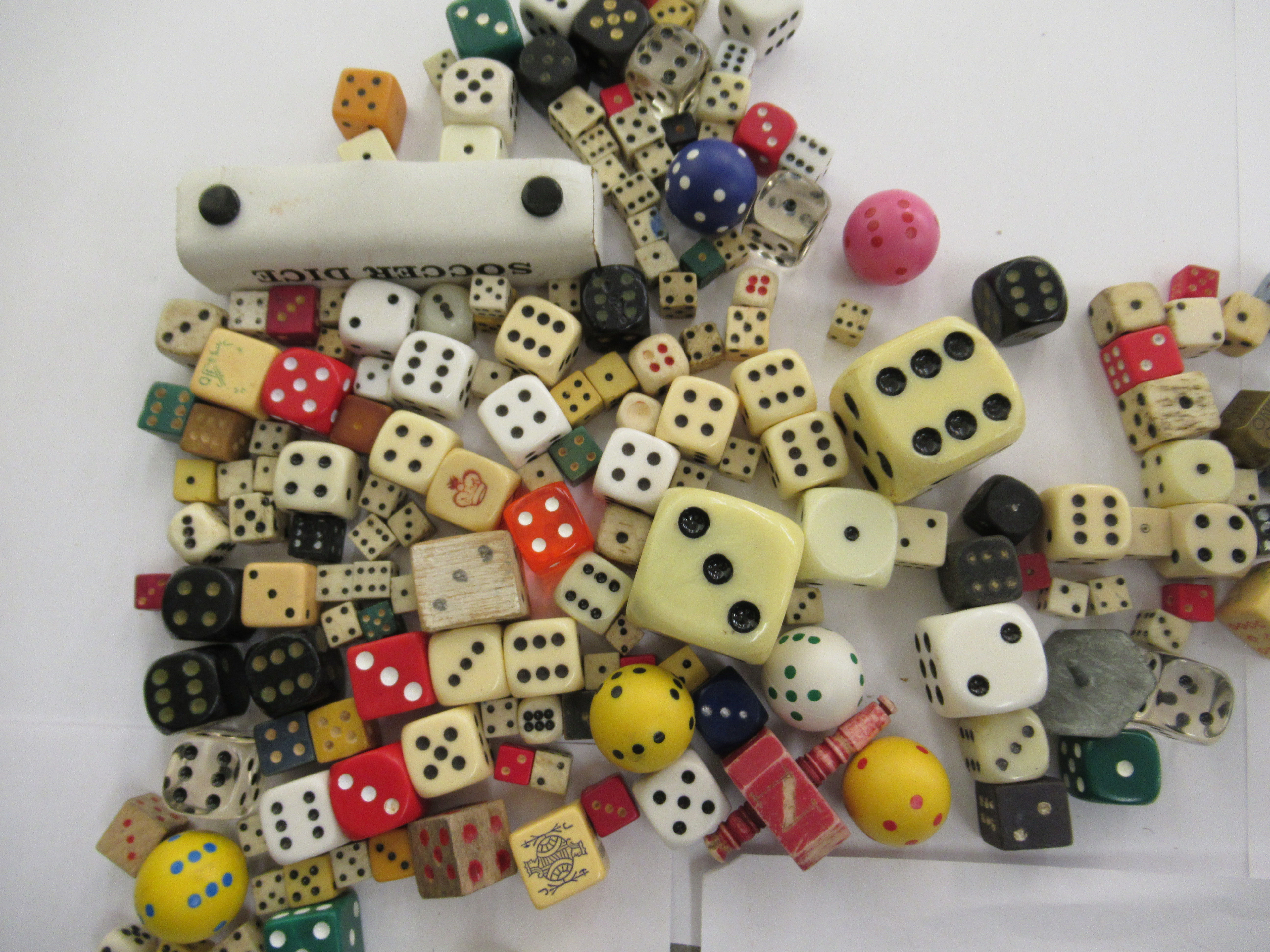 A miscellany of table games components: to include dice, - Image 3 of 4