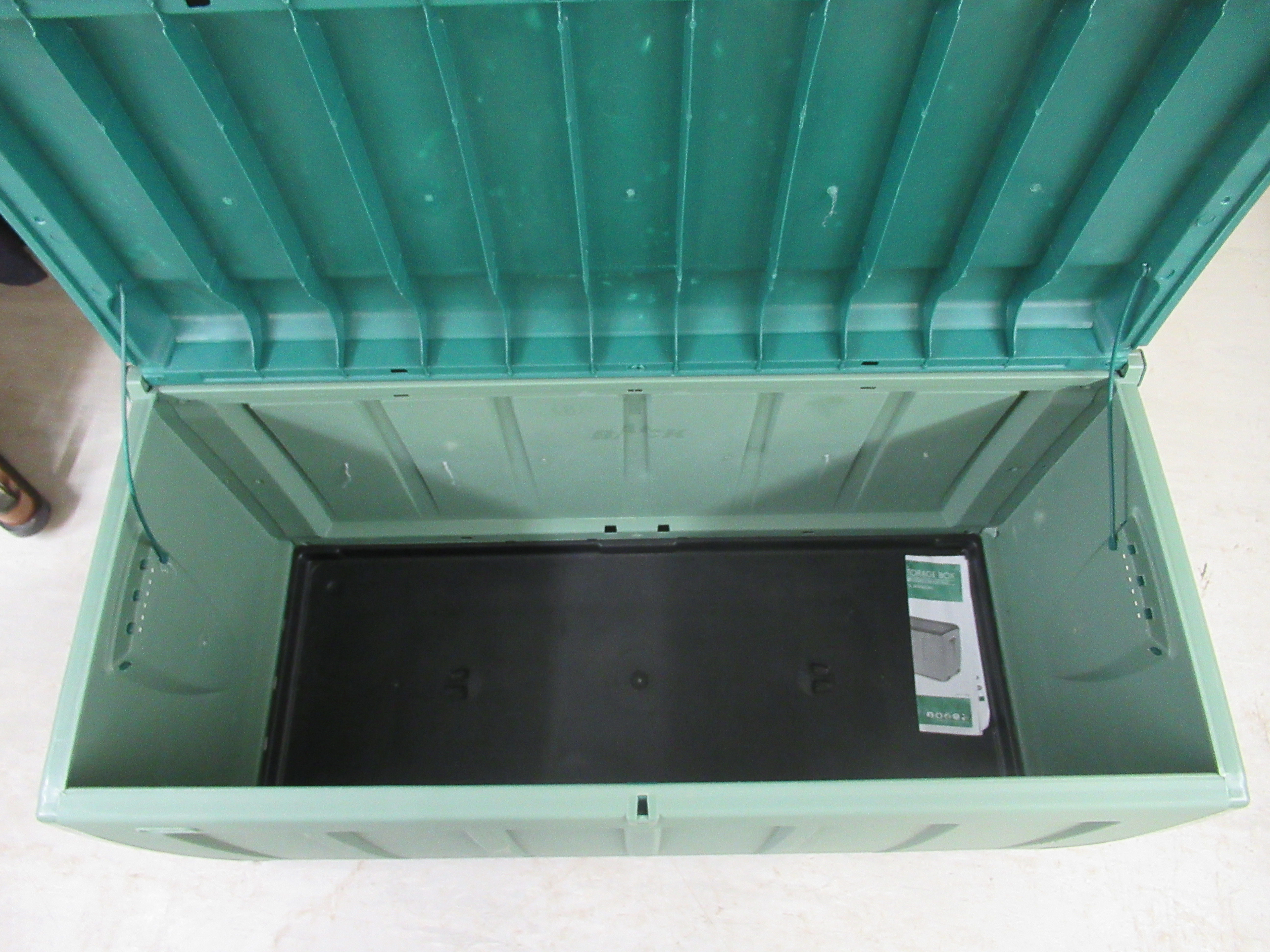 A B&Q two-tone green plastic outdoor storage box 25''h 48''w BSR - Image 2 of 2