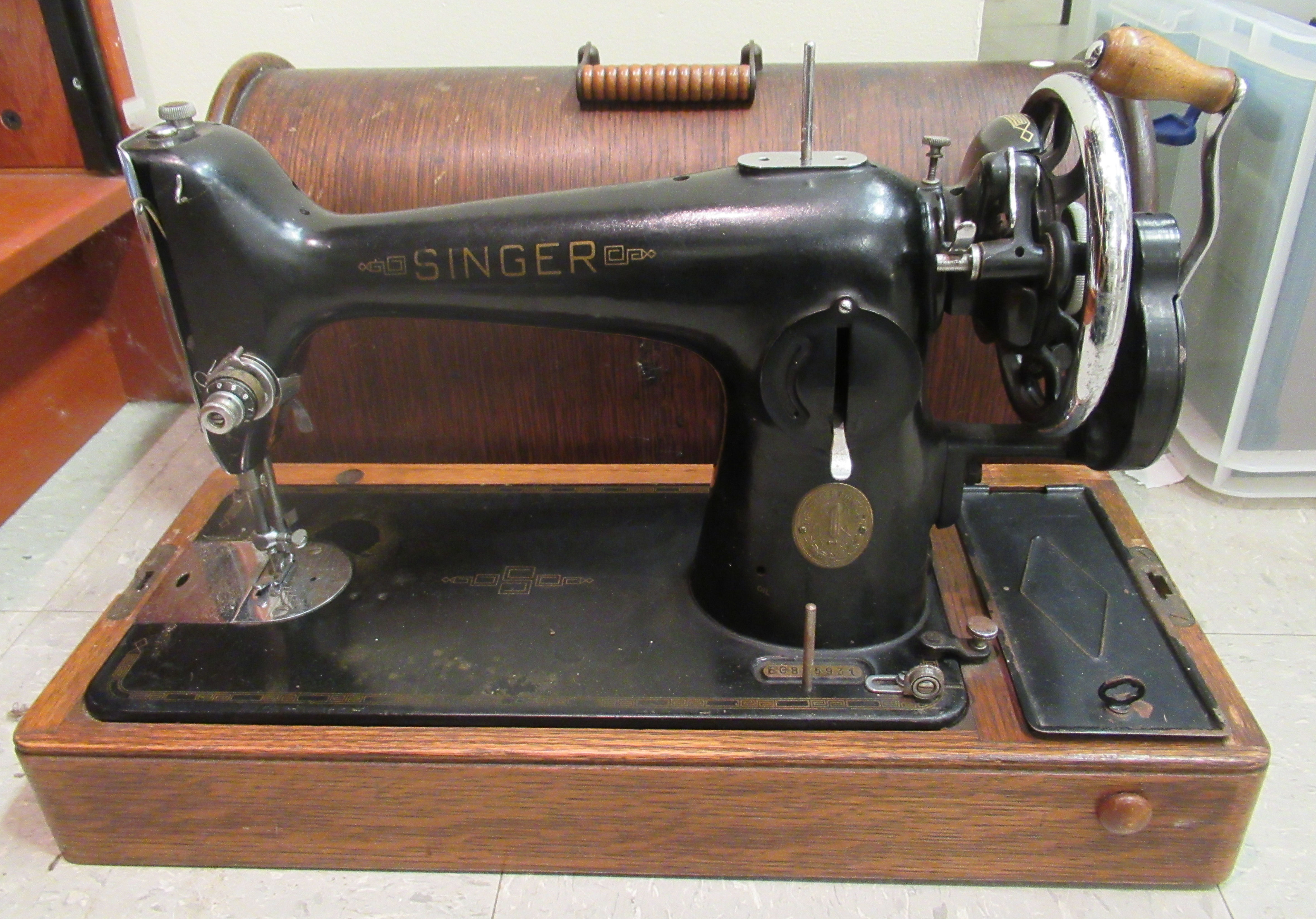 An early 20thC Singer manual sewing machine, model no.