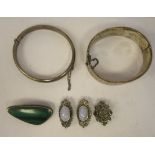 Silver/white metal jewellery: to include two dissimilar hinged bangles