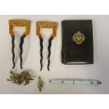 A 19thC tortoiseshell folding notelet case with inlaid yellow metal ornament; a Sterling silver