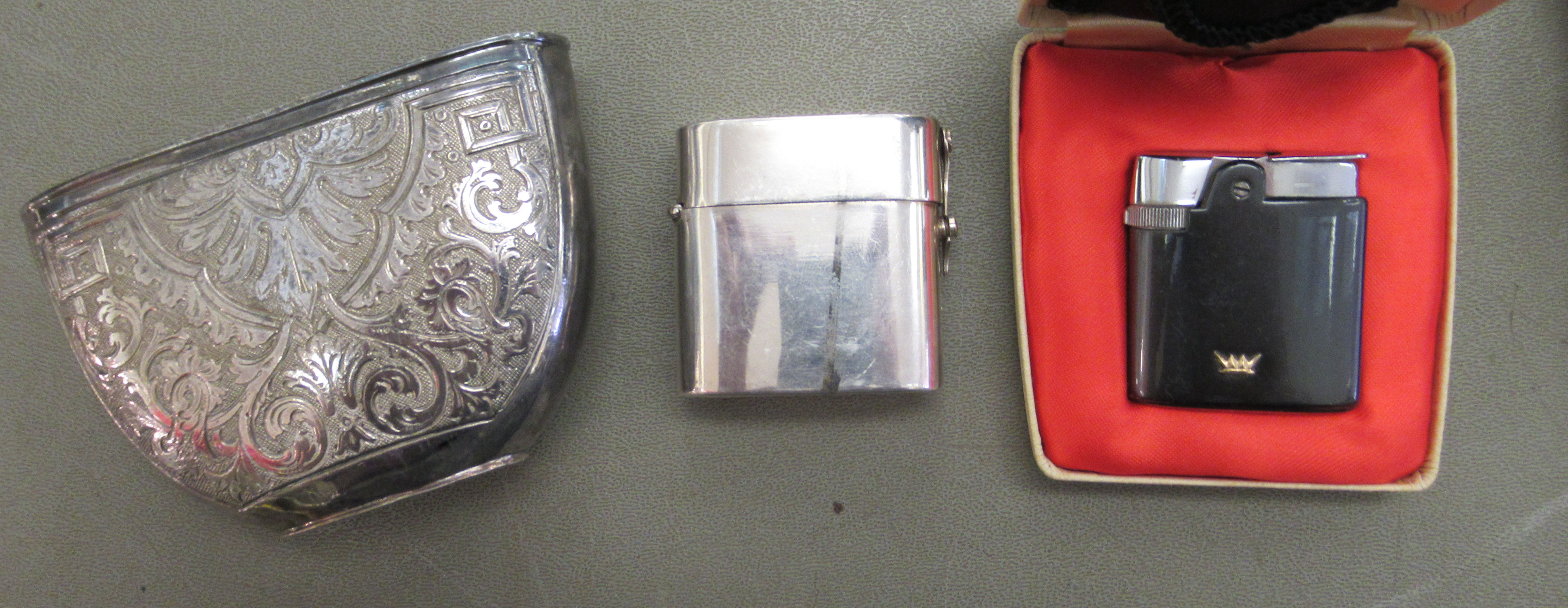 Silver plated and other items: to include a wavy edged tray  14"dia; and a rough-cut horn handled - Image 3 of 5