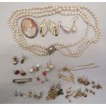 9ct gold and other items of personal ornament: to include simulated pearl earrings; and a triple
