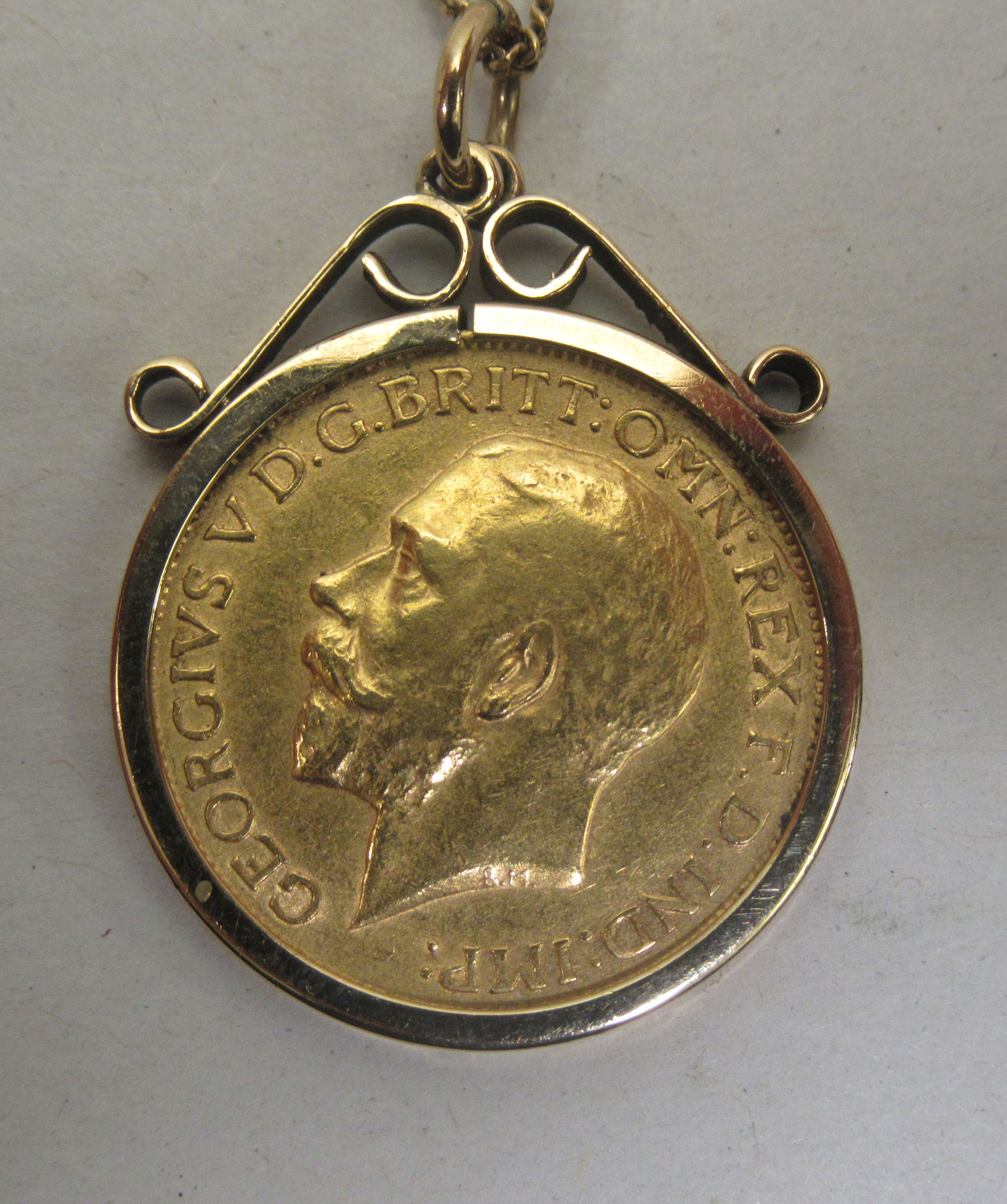 A George V sovereign, St George on the obverse  1912, in a 9ct gold mount, on a fine neckchain - Bild 2 aus 3