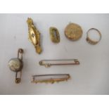 Gold and yellow metal jewellery: to include a late Victorian 9ct gold mourning brooch