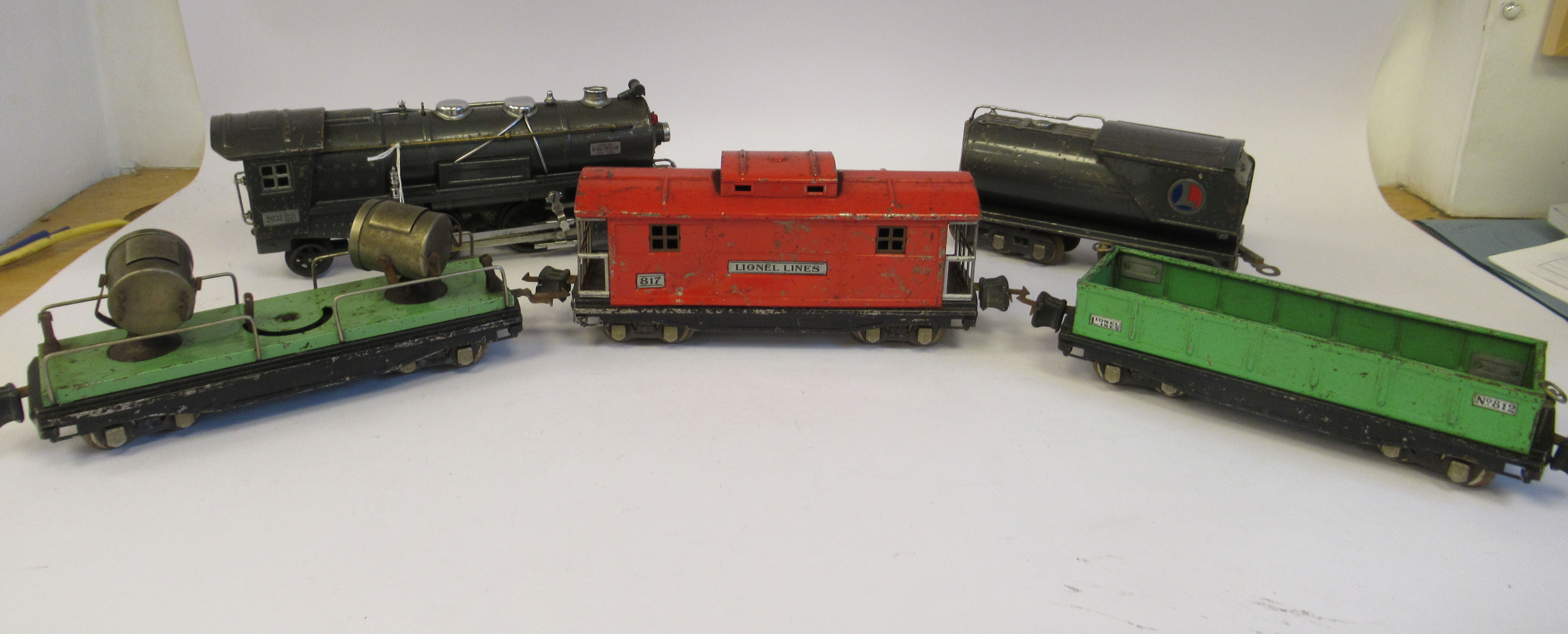 A Lionel Corporation NY, Lionel Lines 0 gauge electric 2-4-2 model railway locomotive and tender