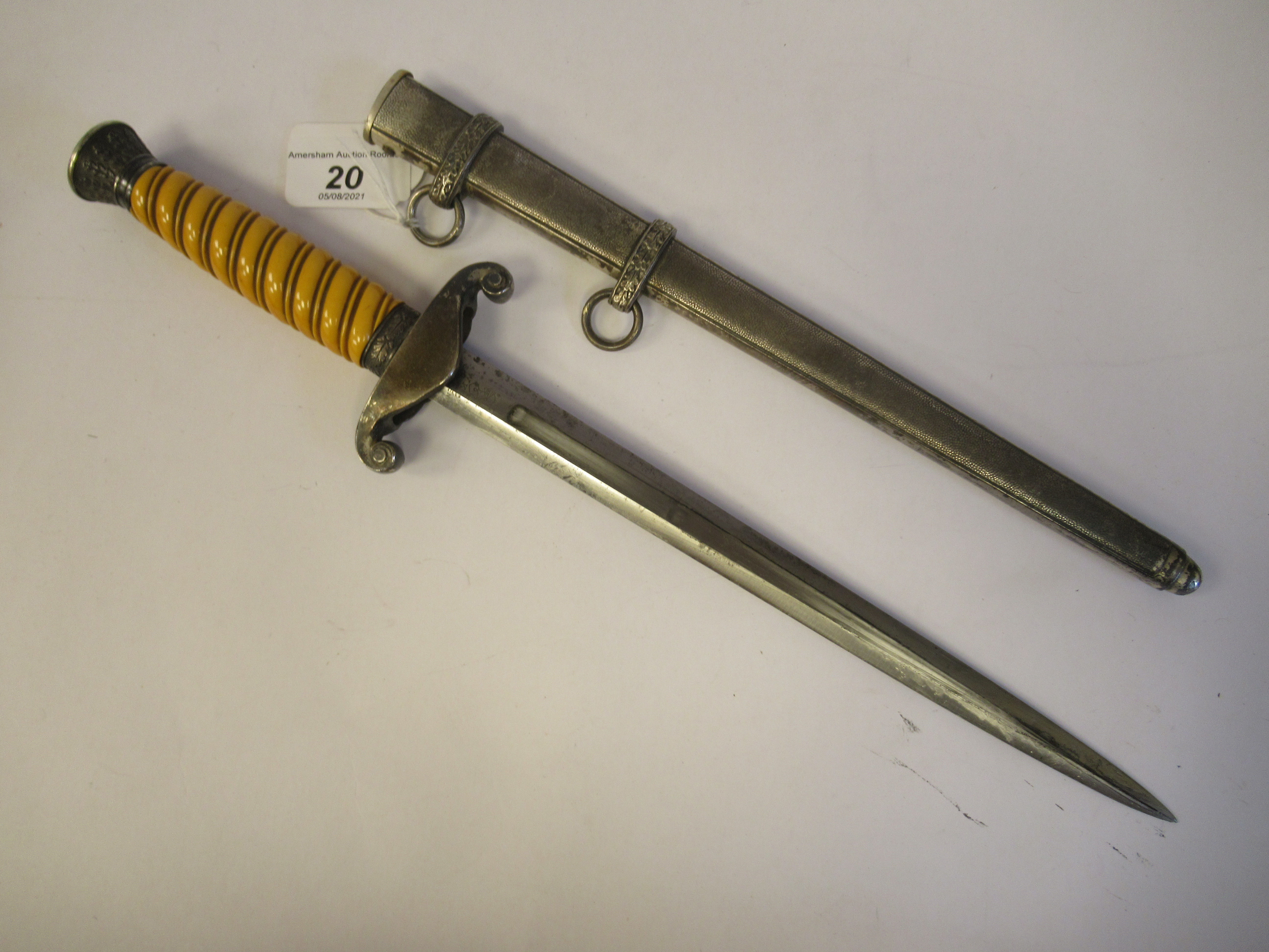 A German Third Reich officer's dress dagger with oakleaf ornament, a ribbed orange phenol handgrip - Image 4 of 7