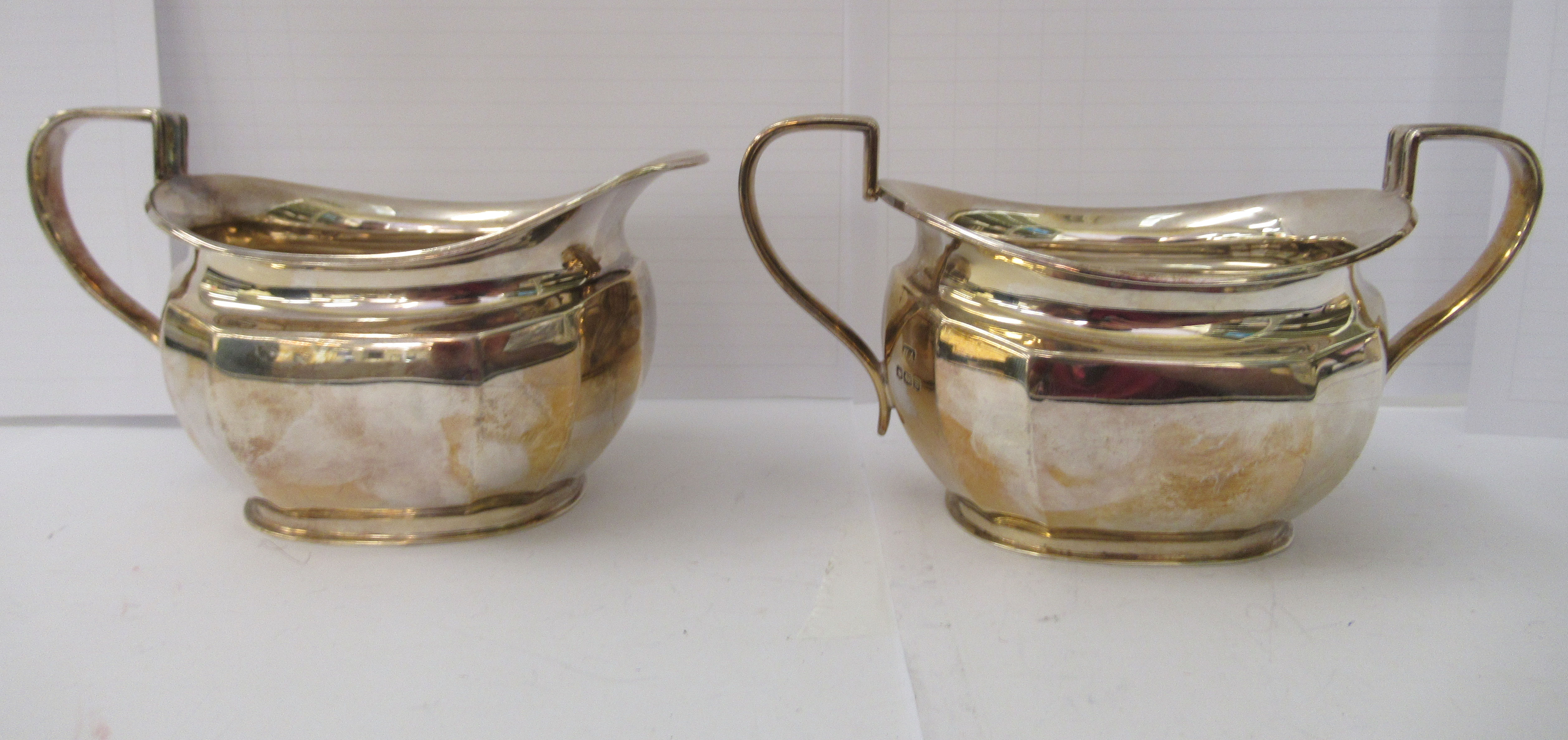 A three piece George V silver tea set  comprising a teapot, a cream jug and sugar basin - Image 2 of 4