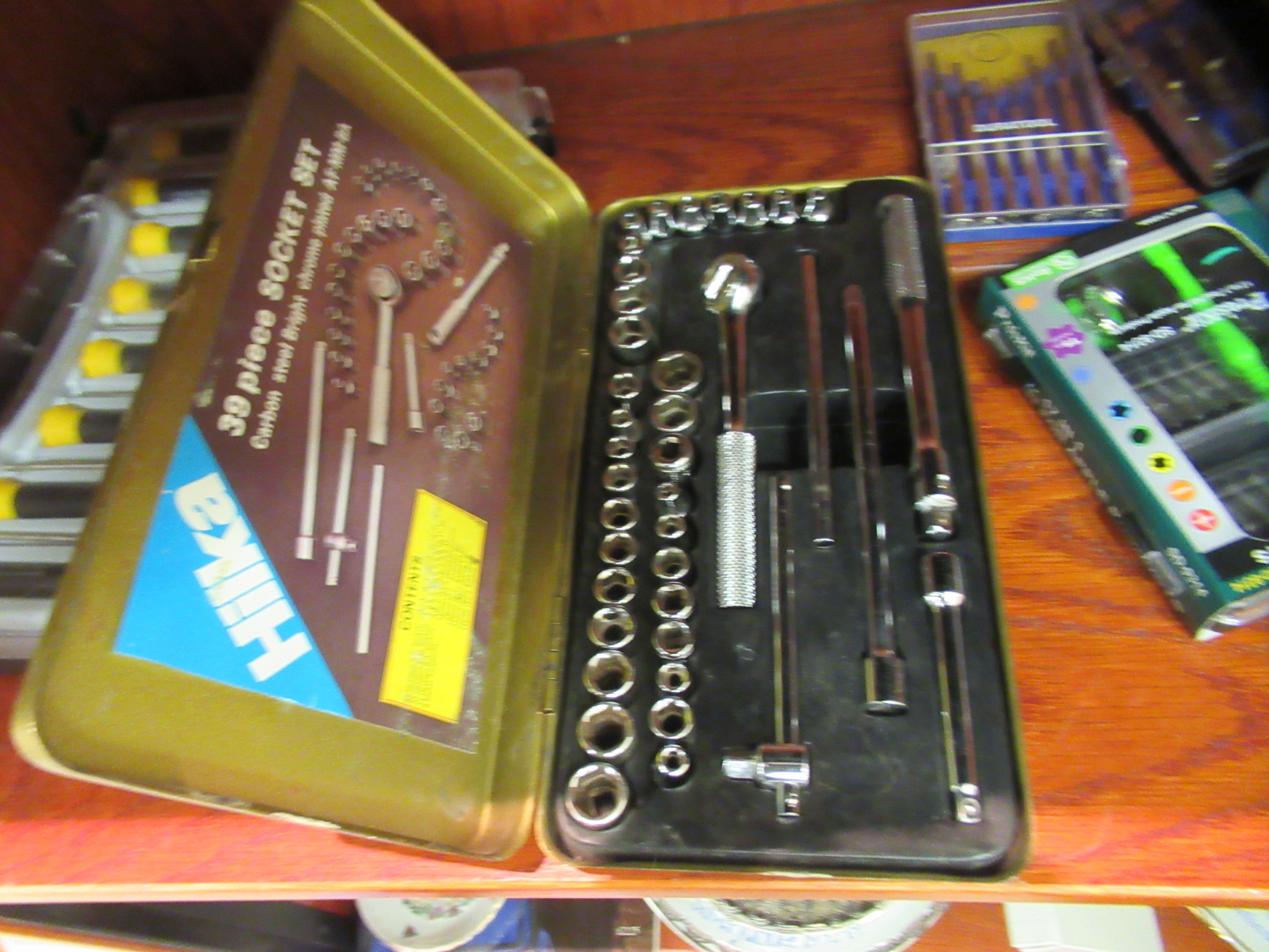 A collection of DIY accessories: to include a fifteen piece precision screwdriver set  cased - Image 3 of 4