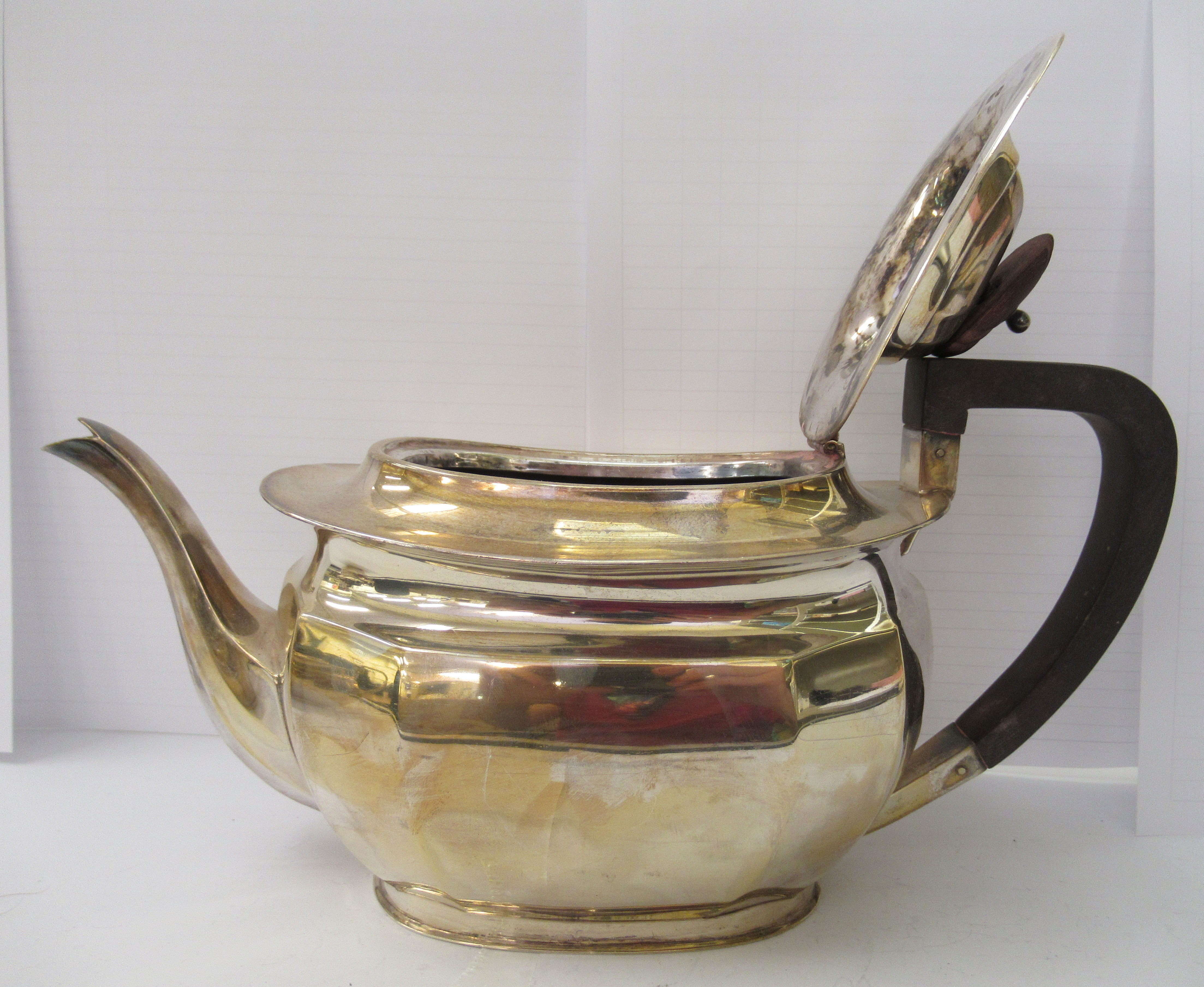 A three piece George V silver tea set  comprising a teapot, a cream jug and sugar basin - Image 3 of 4
