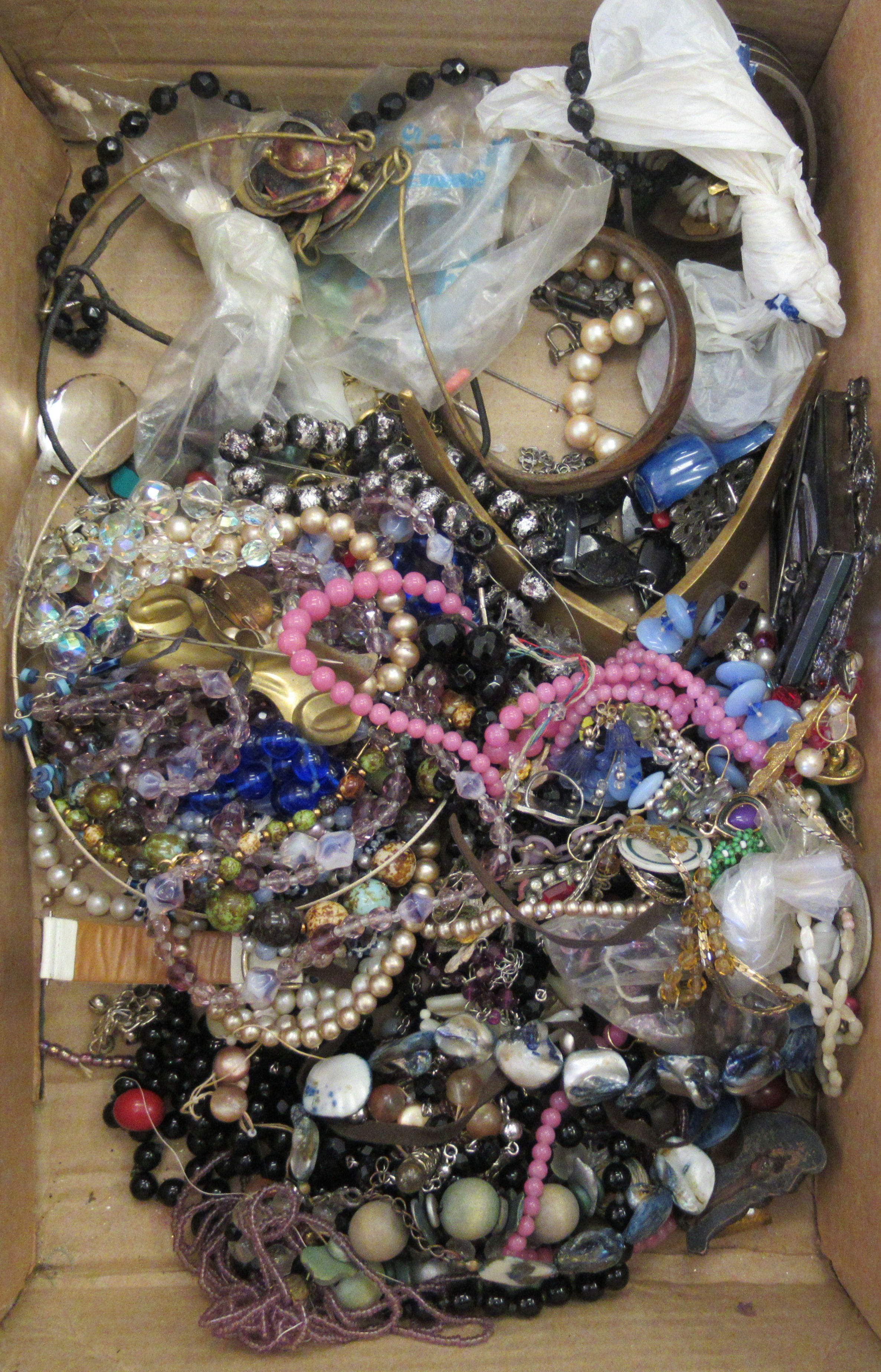 Costume jewellery: to include bangles, loose and string beads, faux pearls and earrings - Image 5 of 5