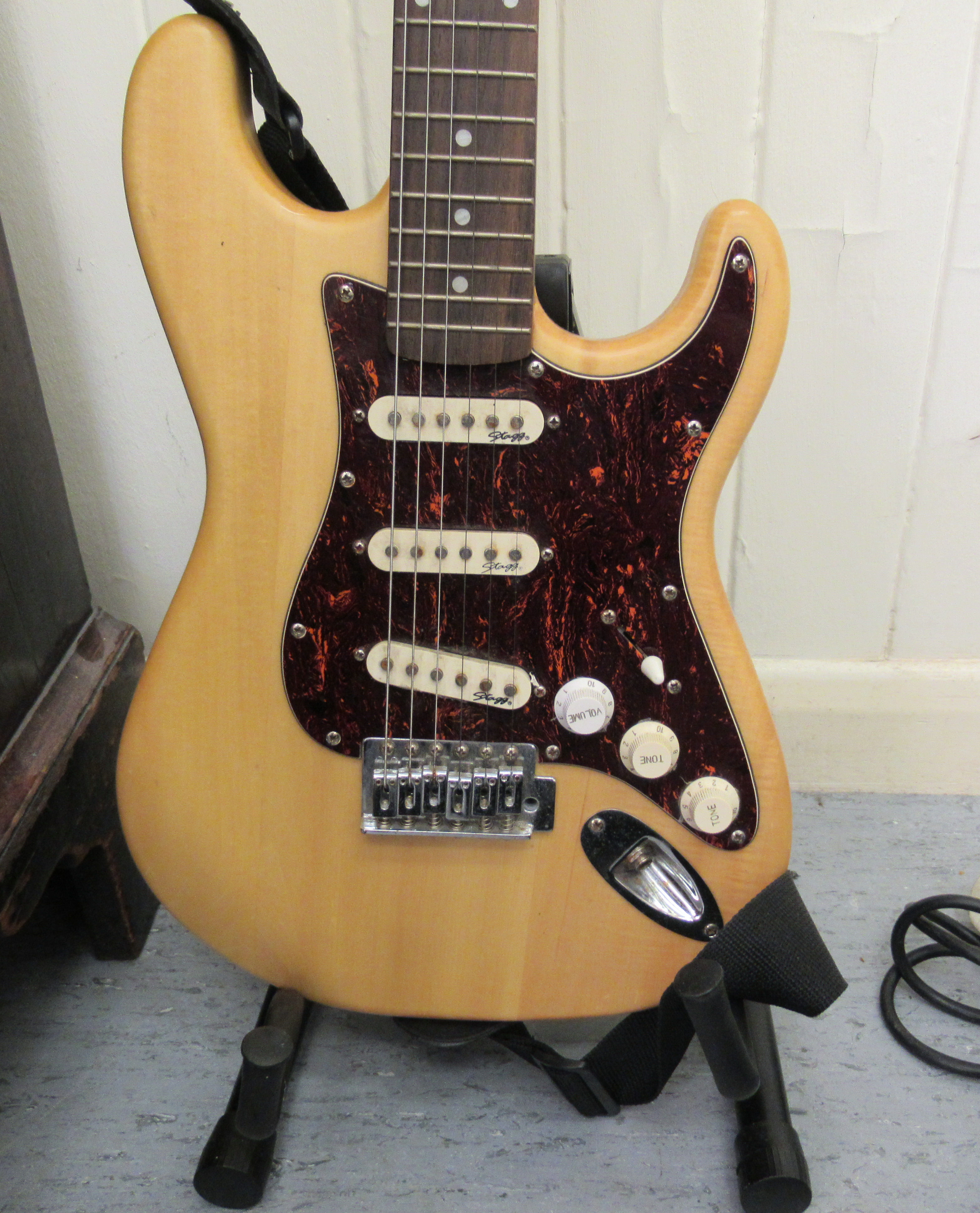 A Stagg electric guitar, on stand; and a Sunn ST-15 amp - Image 4 of 5