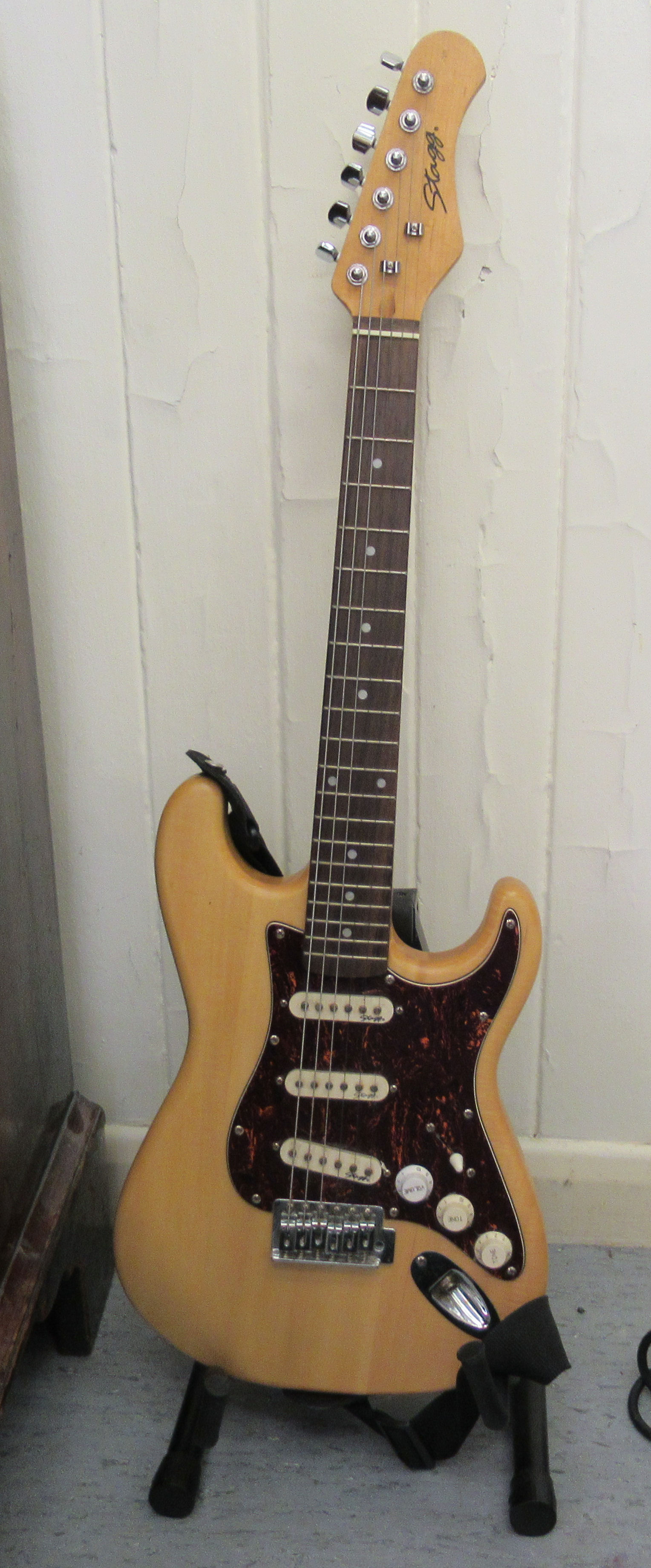 A Stagg electric guitar, on stand; and a Sunn ST-15 amp - Image 3 of 5