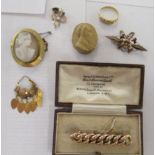 Gold and yellow metal items of personal ornament: to include an 18ct gold ring; brooches; and a curb