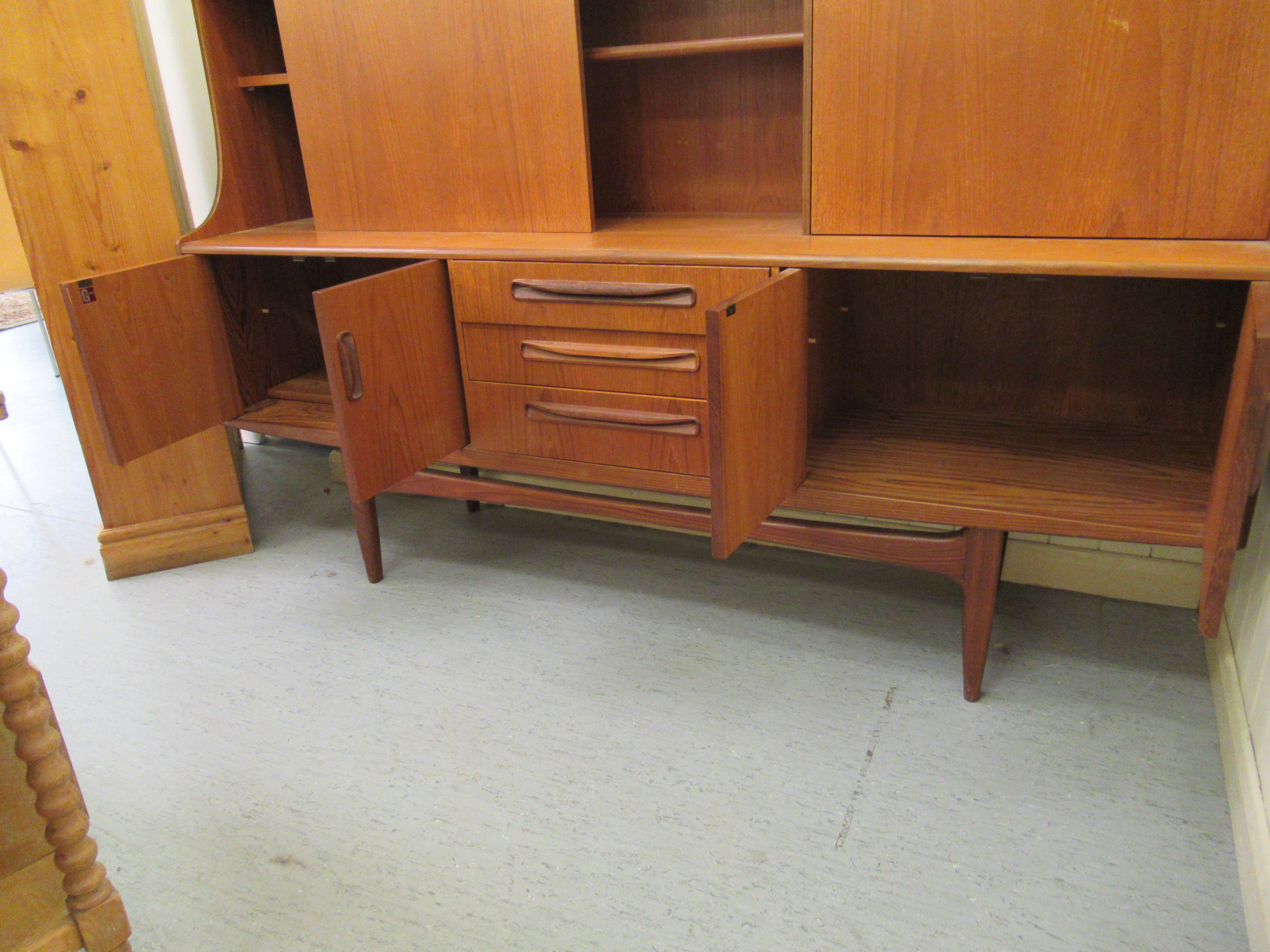 A G-Plan teak living room unit with an arrangement of sliding doors, open shelves, a fall flap - Image 5 of 6