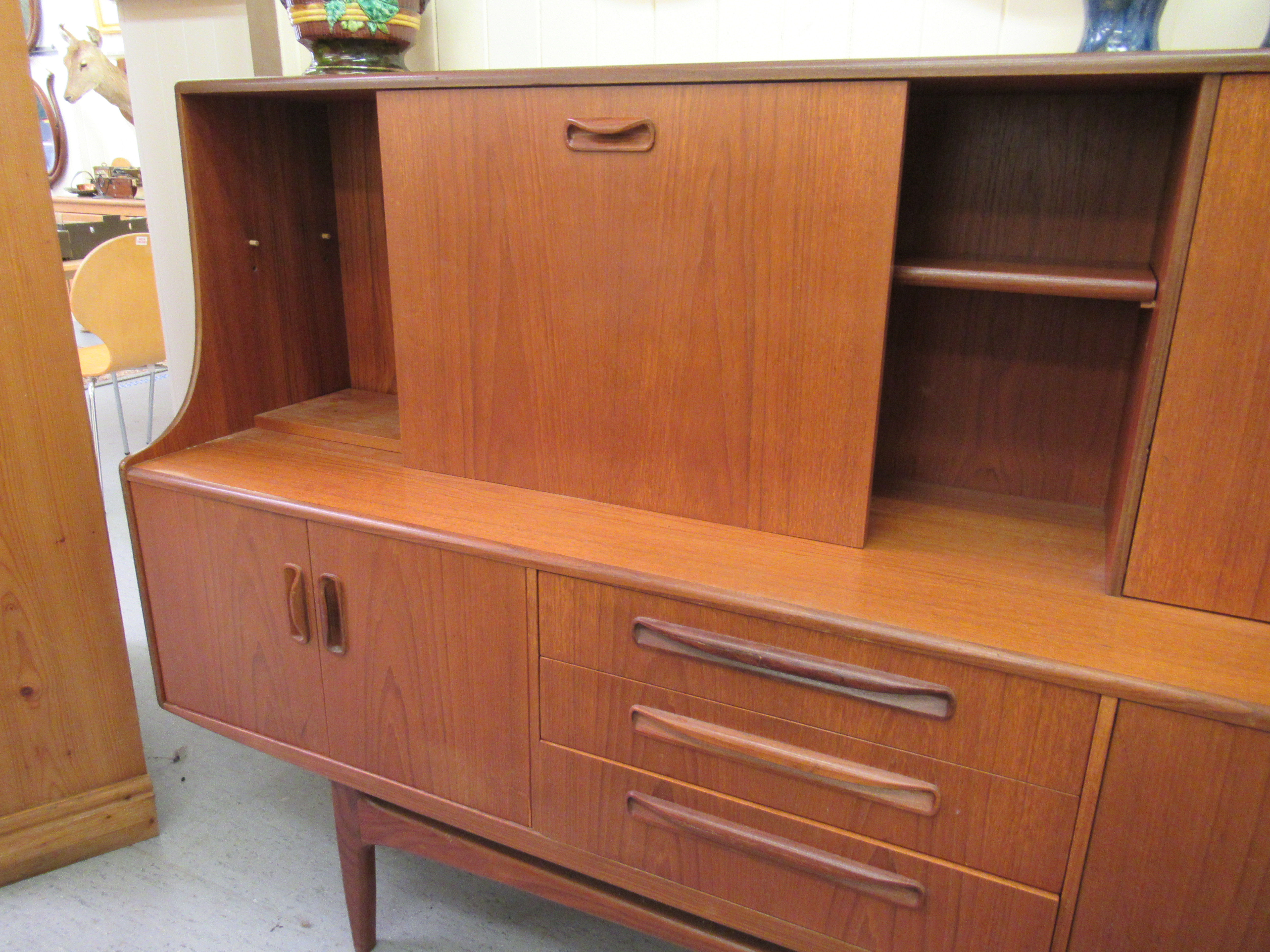 A G-Plan teak living room unit with an arrangement of sliding doors, open shelves, a fall flap - Image 2 of 6