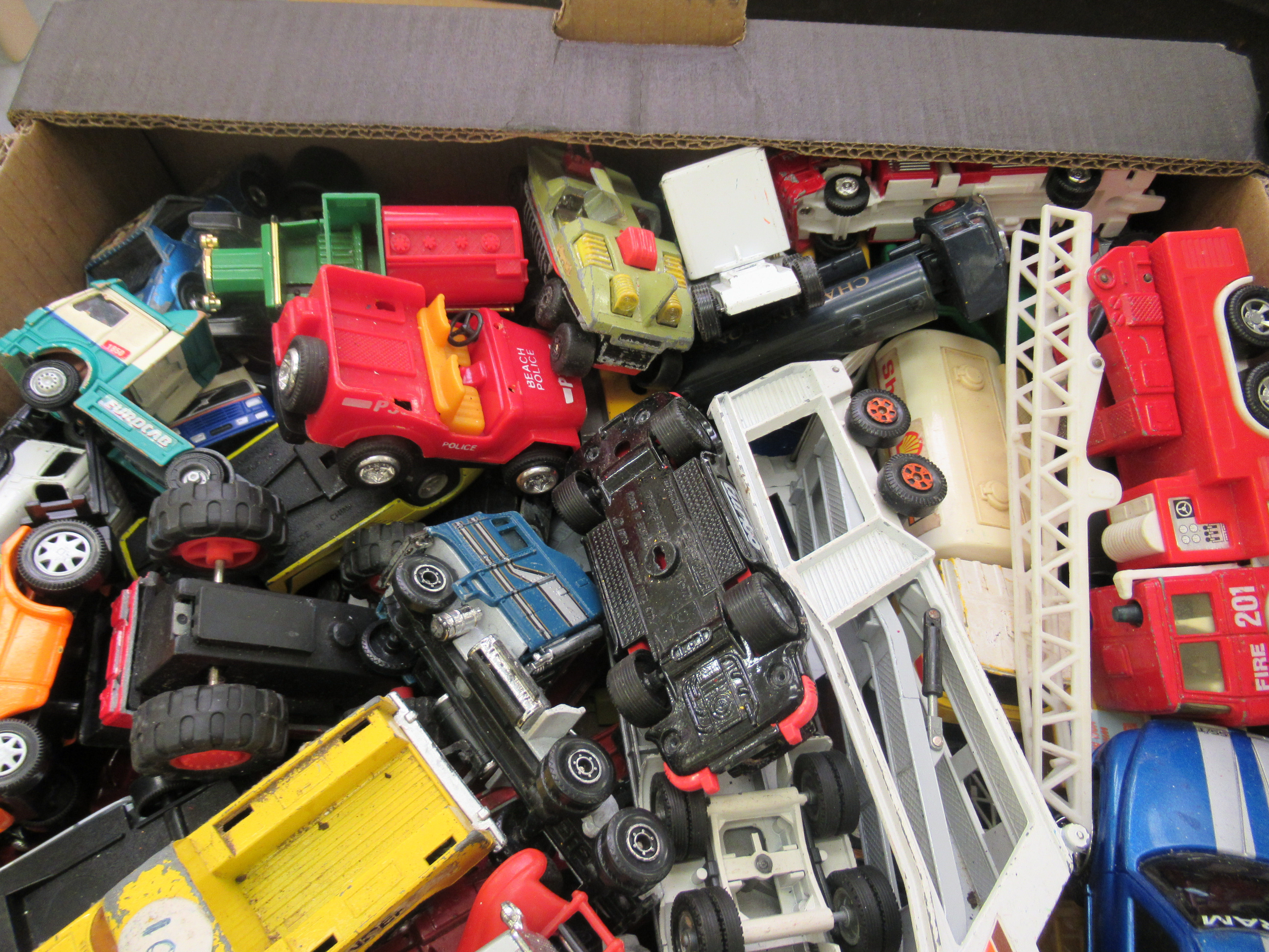 Uncollated diecast model vehicles, trucks, sports cars and emergency services: to include Matchbox - Image 4 of 5