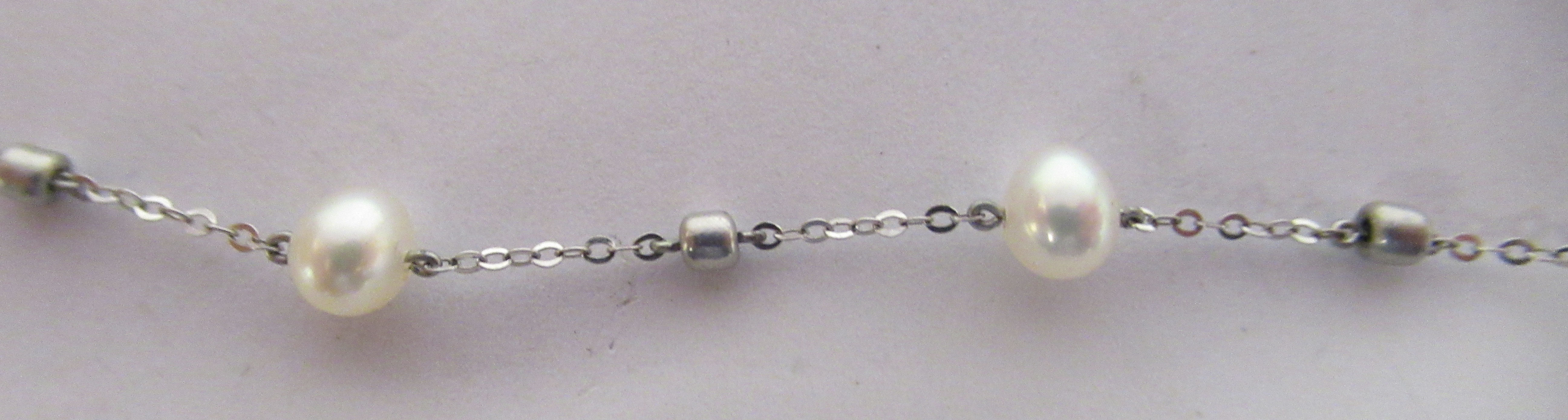 A freshwater pearl necklace, comprising twenty-three beads - Image 2 of 3