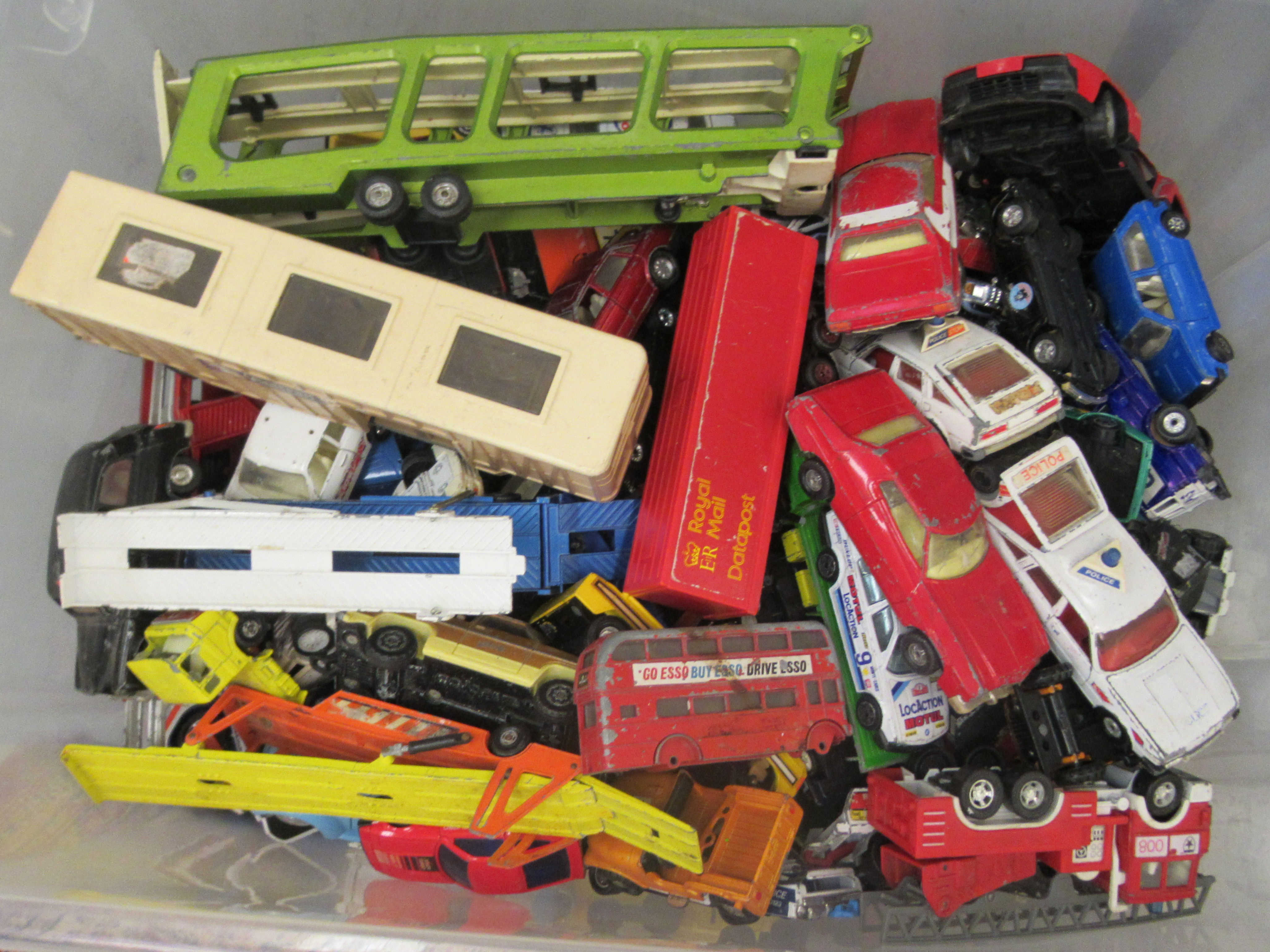Uncollated diecast model vehicles, trucks, sports cars and emergency services: to include Matchbox