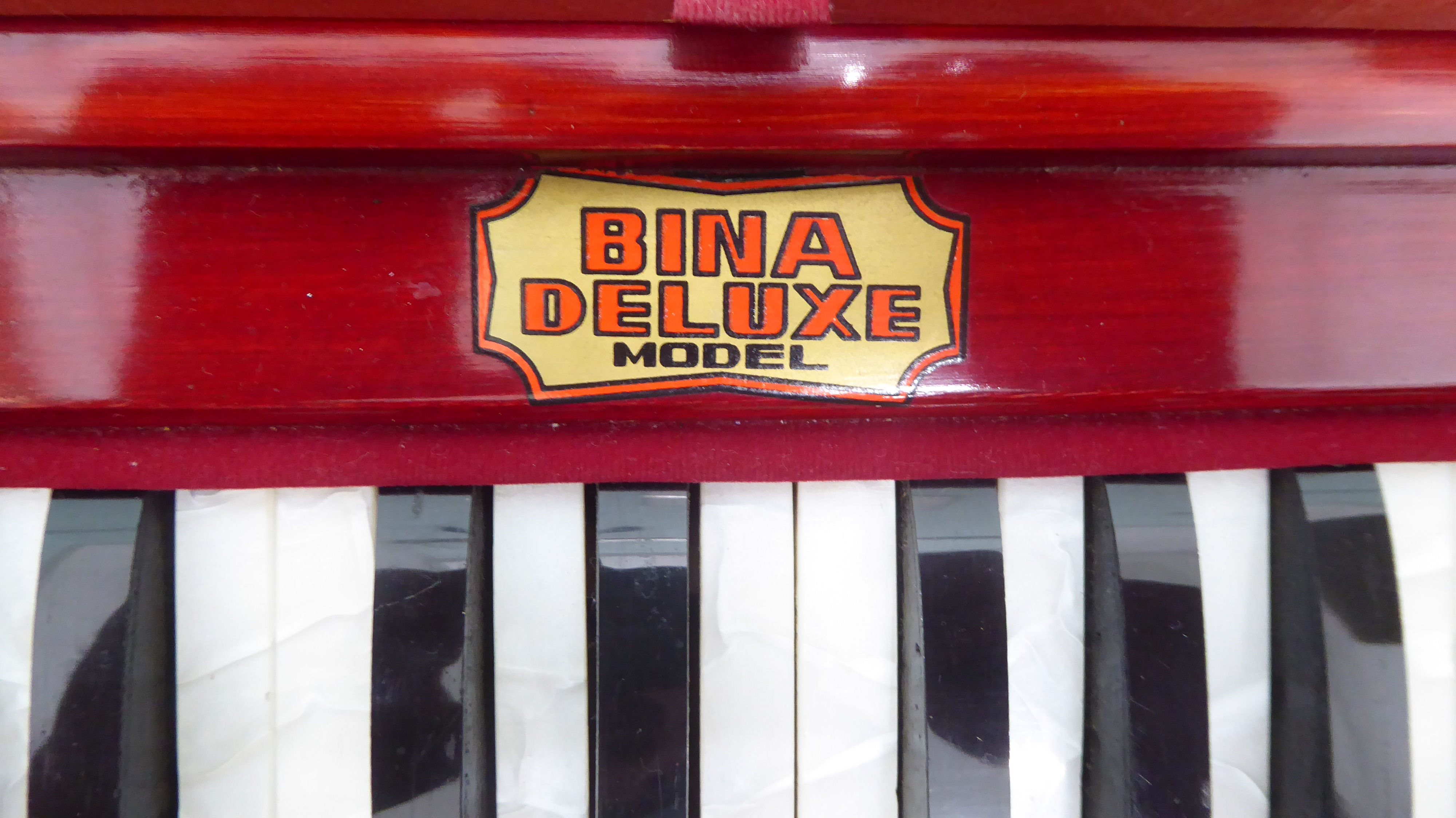 A modern Bina deluxe harmonium, model no.23, retracting into a red stained pine portable table - Image 3 of 5