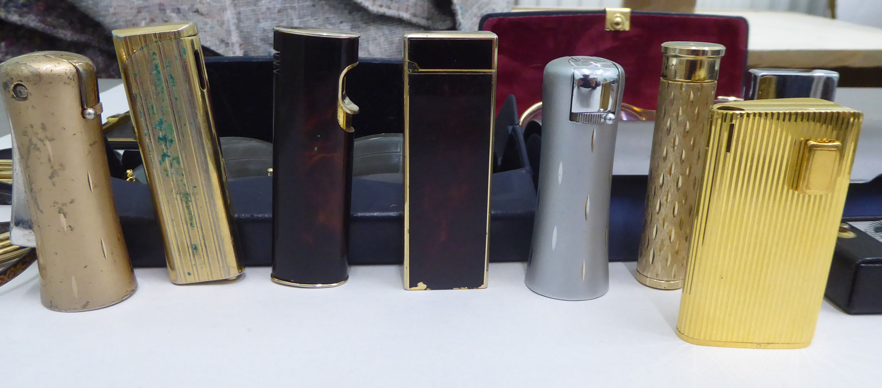 A mixed lot: to include a bangle by Michaela Frey; a Conway Stewart pen; a Ronson lighter; and - Image 5 of 6
