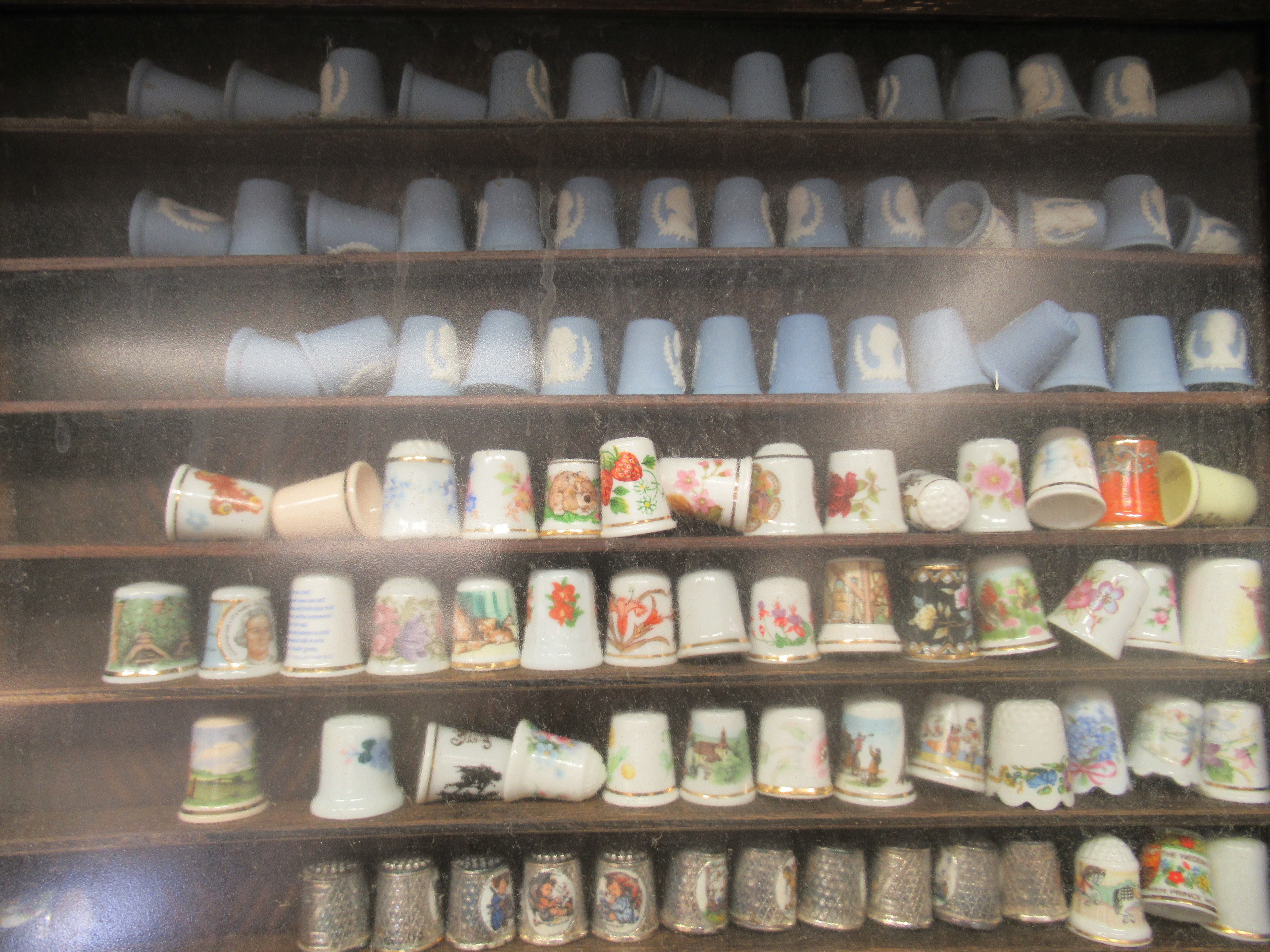 A collection of modern thimbles, mainly ceramic and handpainted  cased - Image 4 of 5