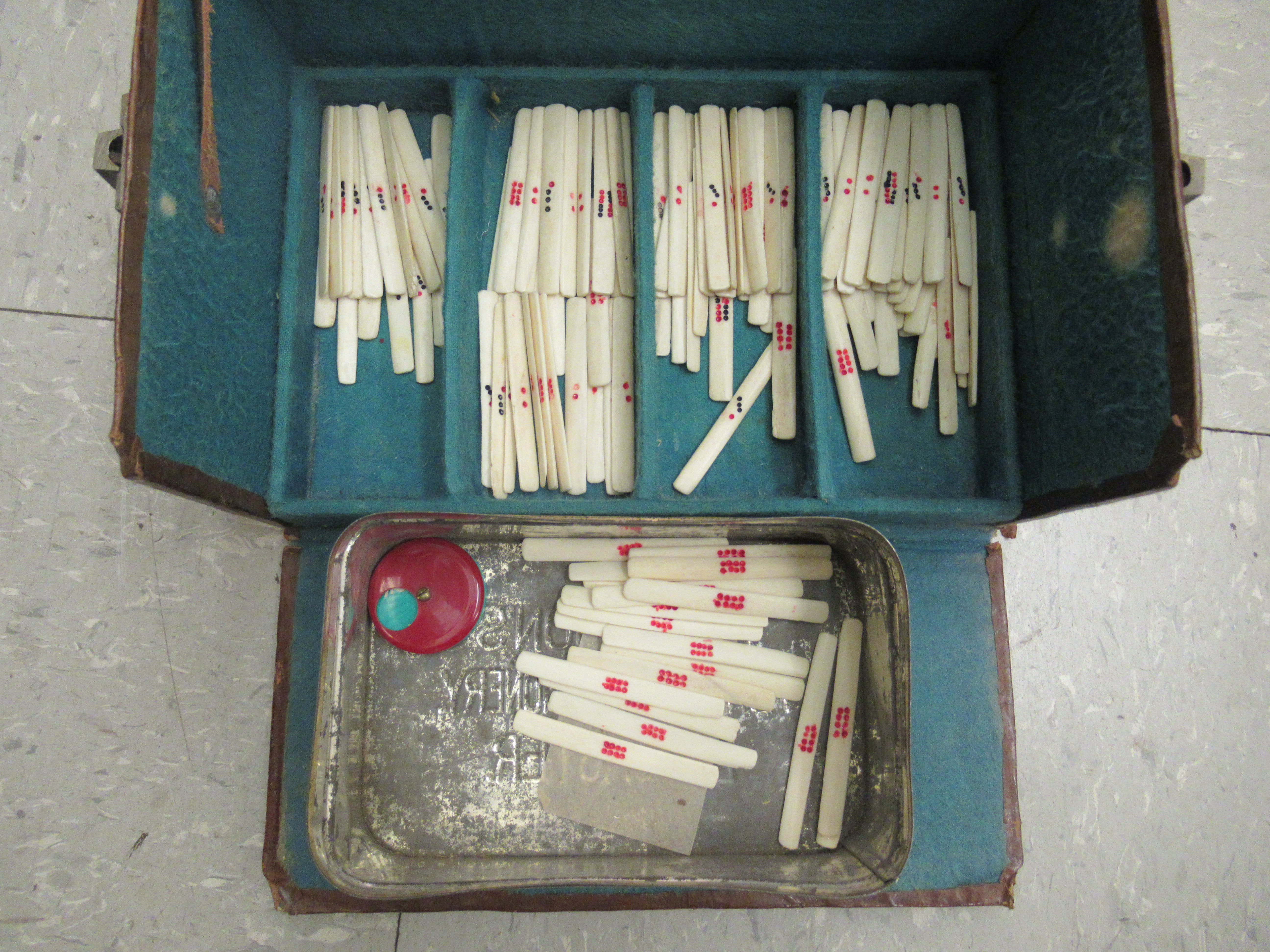 A Mah-Jongg set with resin tiles, bone sticks and four hardwood stands - Image 12 of 12