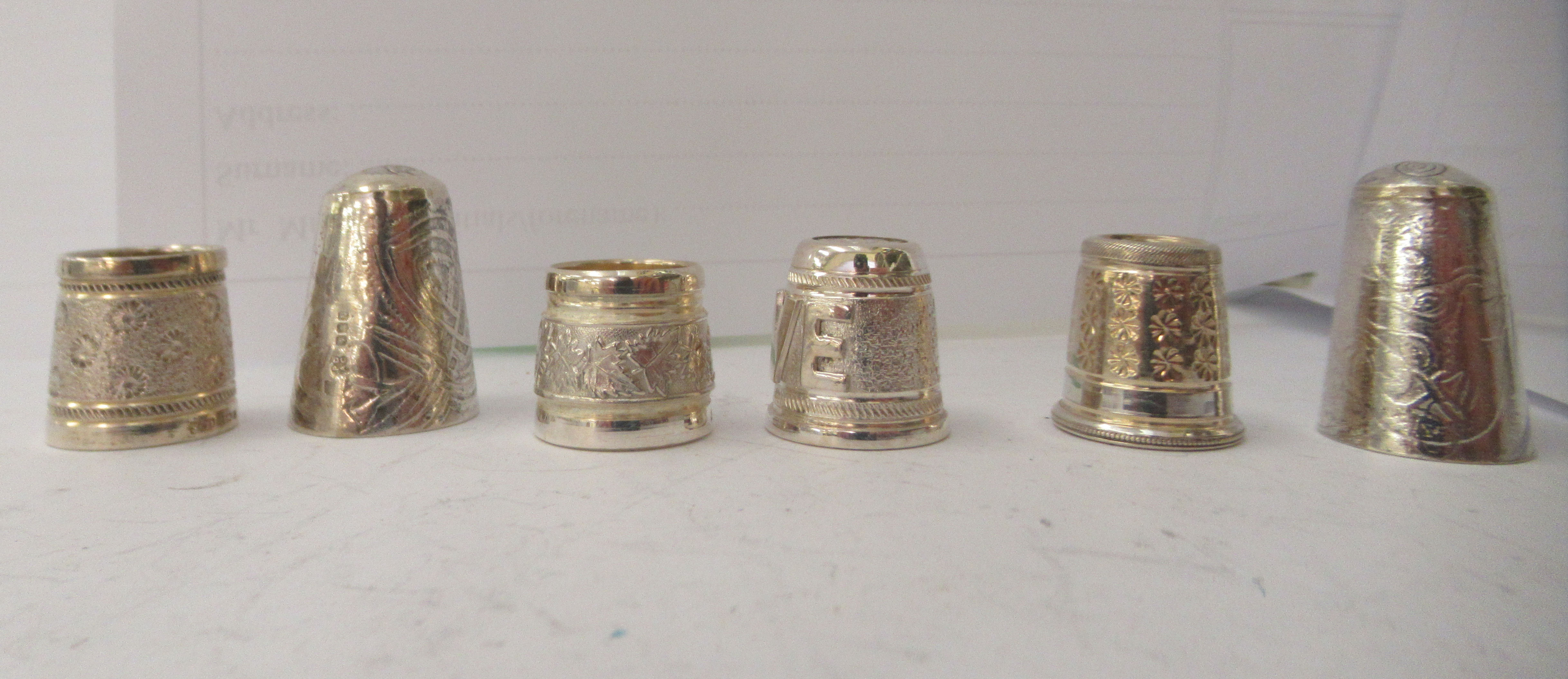 Twenty-two assorted and variously decorated silver, silver coloured and white metal thimbles - Image 4 of 5