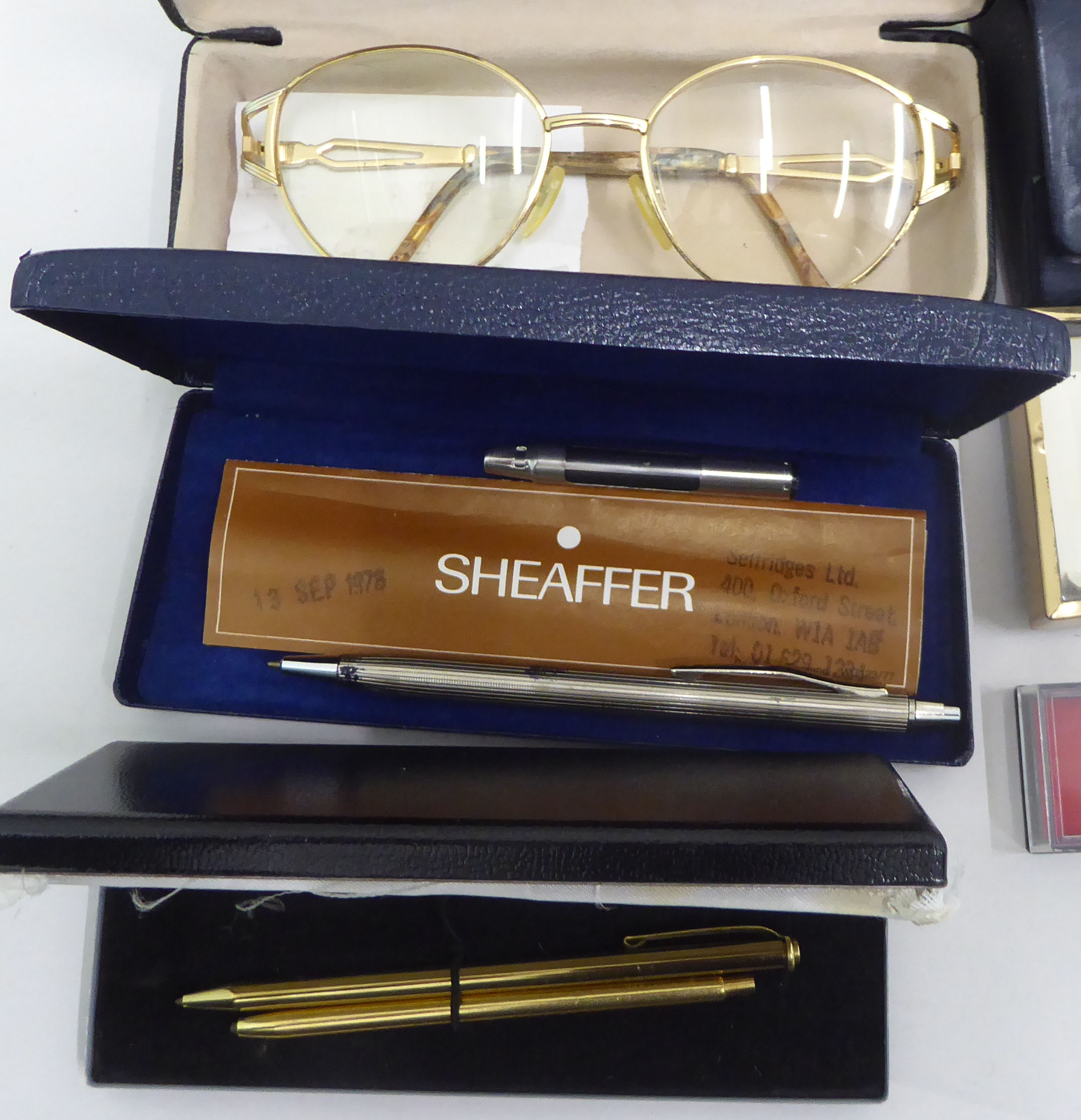 A mixed lot: to include a bangle by Michaela Frey; a Conway Stewart pen; a Ronson lighter; and - Image 3 of 6