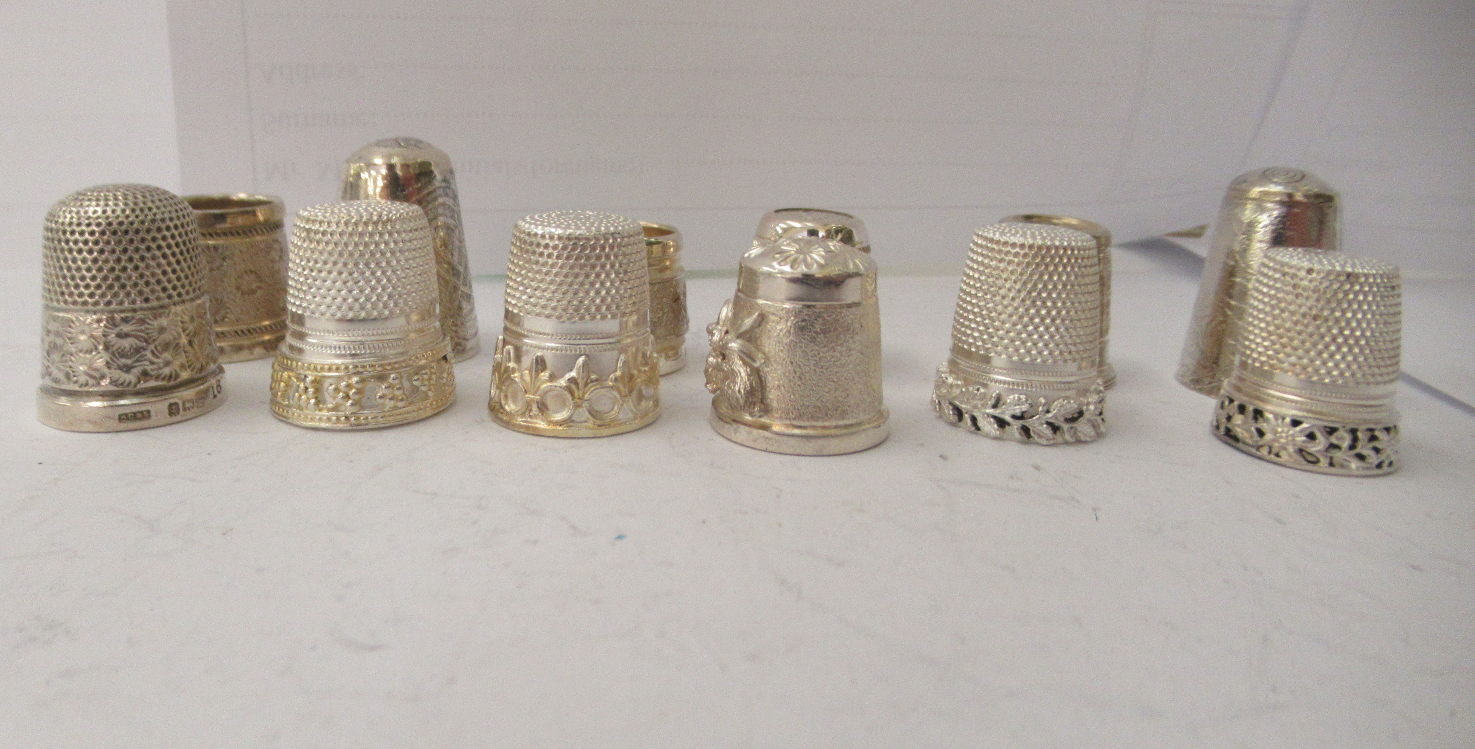 Twenty-two assorted and variously decorated silver, silver coloured and white metal thimbles - Image 3 of 5