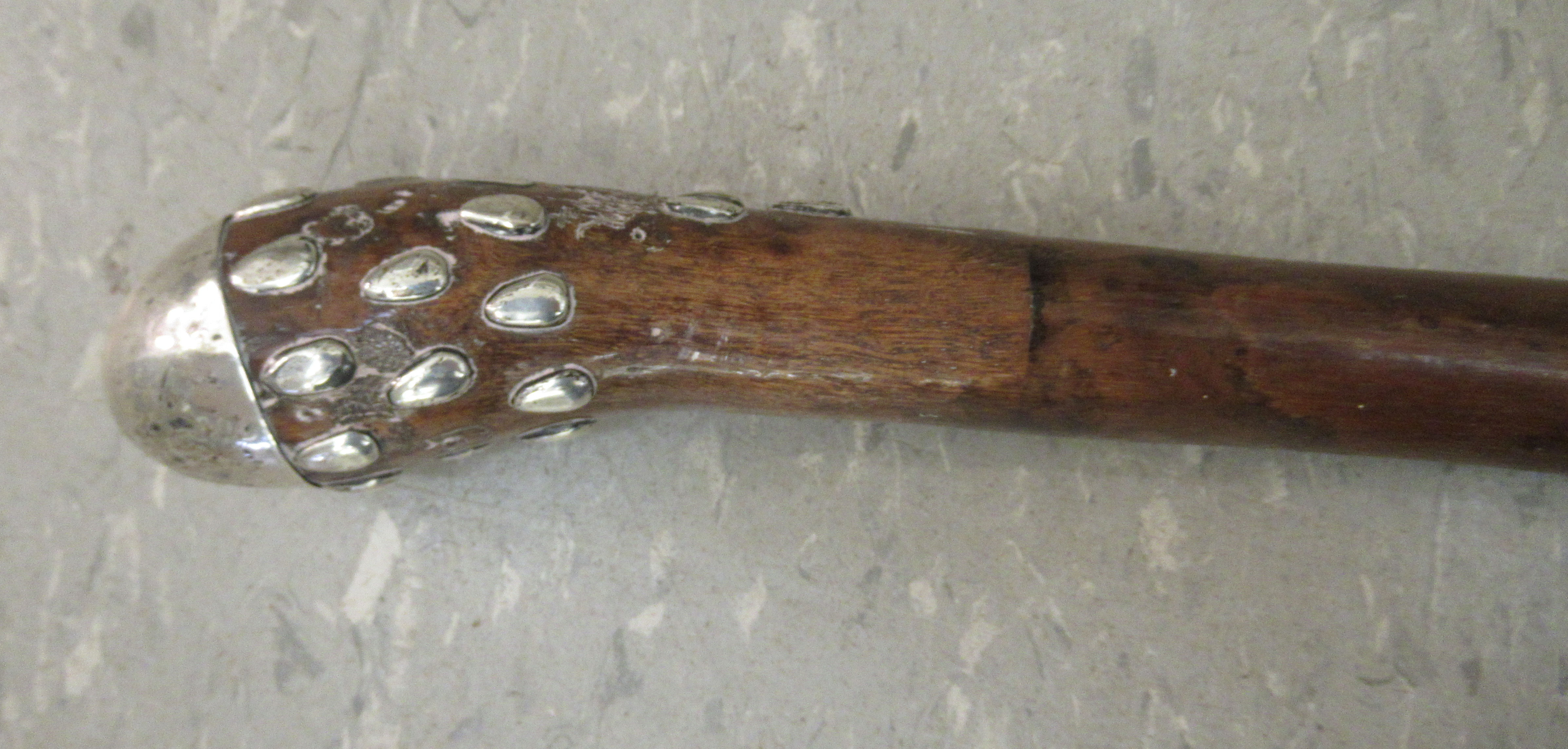 An early/mid 20thC turned wooden walking cane with white metal ornament - Image 2 of 3