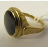 A 9ct gold signet ring, set with an onyx tablet