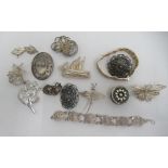Jewellery, comprising silver coloured metal bracelets and brooches