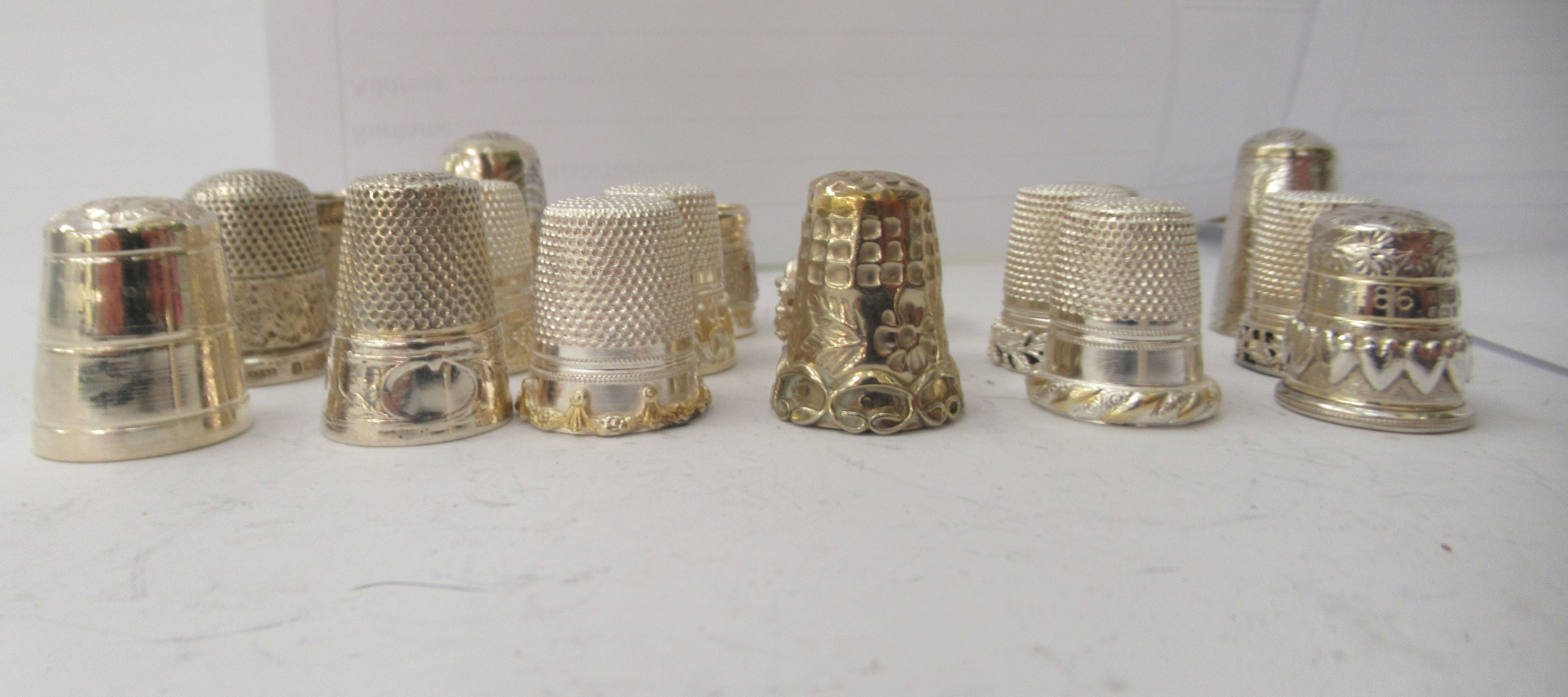 Twenty-two assorted and variously decorated silver, silver coloured and white metal thimbles - Image 2 of 5