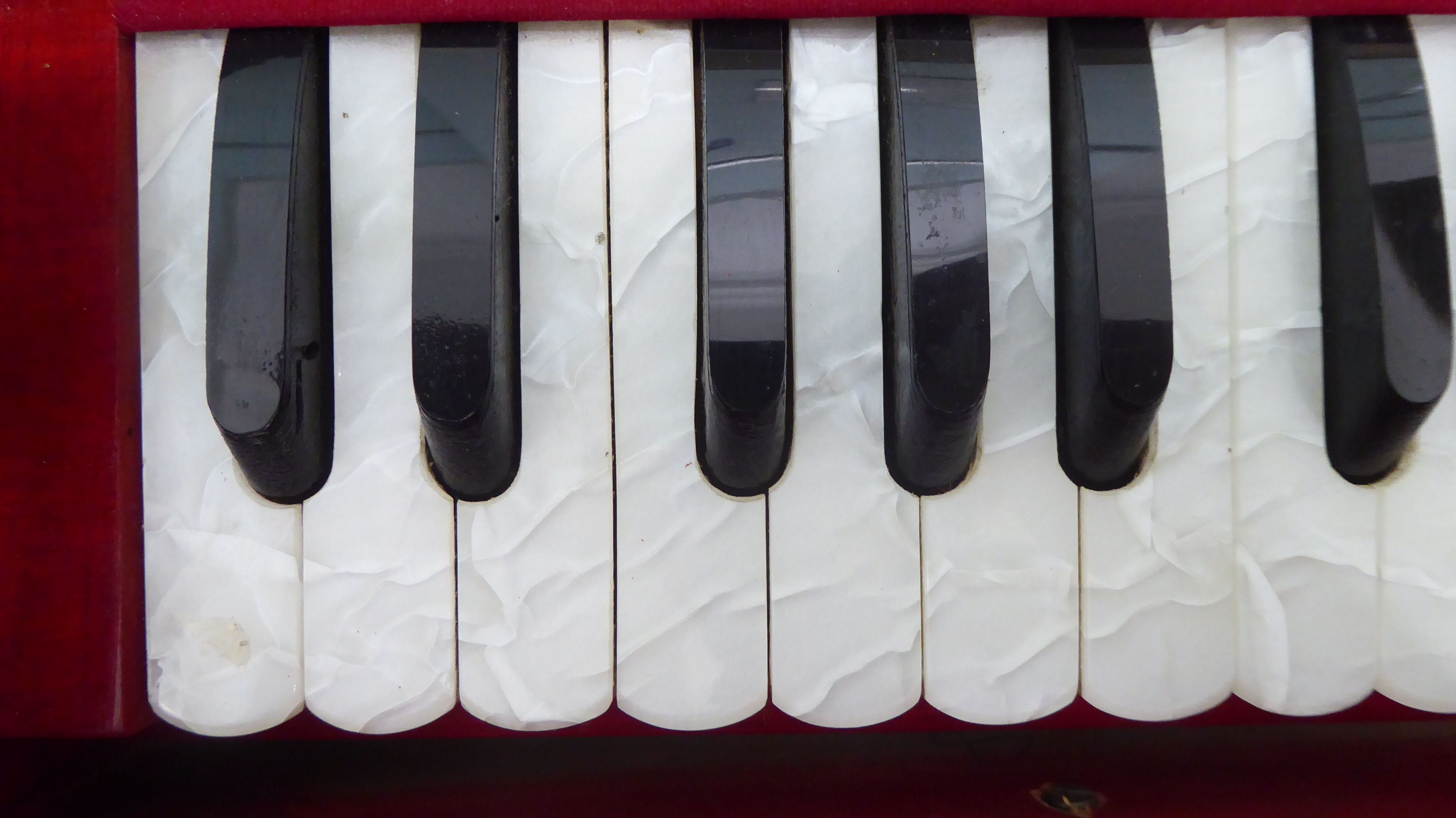 A modern Bina deluxe harmonium, model no.23, retracting into a red stained pine portable table - Image 4 of 5