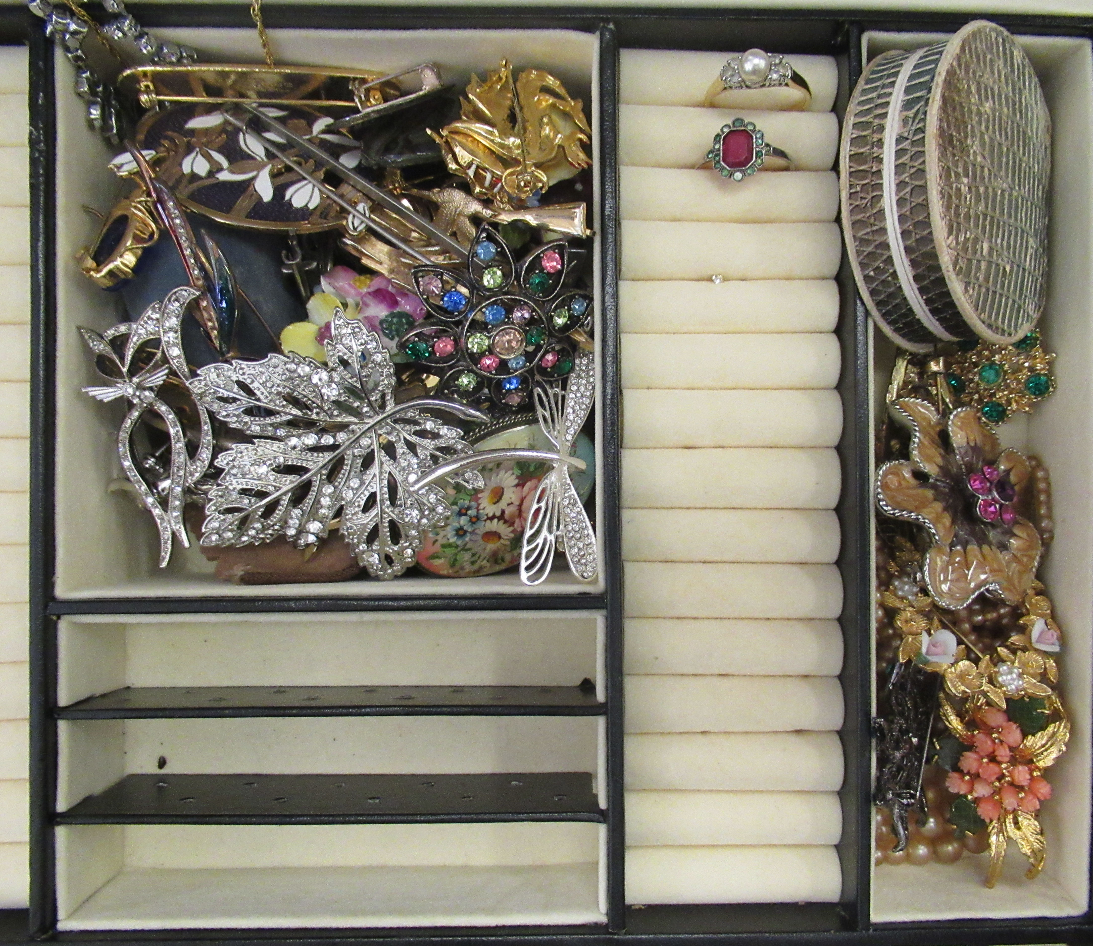 A mixed lot: to include silver plated grape scissors; and items of personal ornament - Image 6 of 7