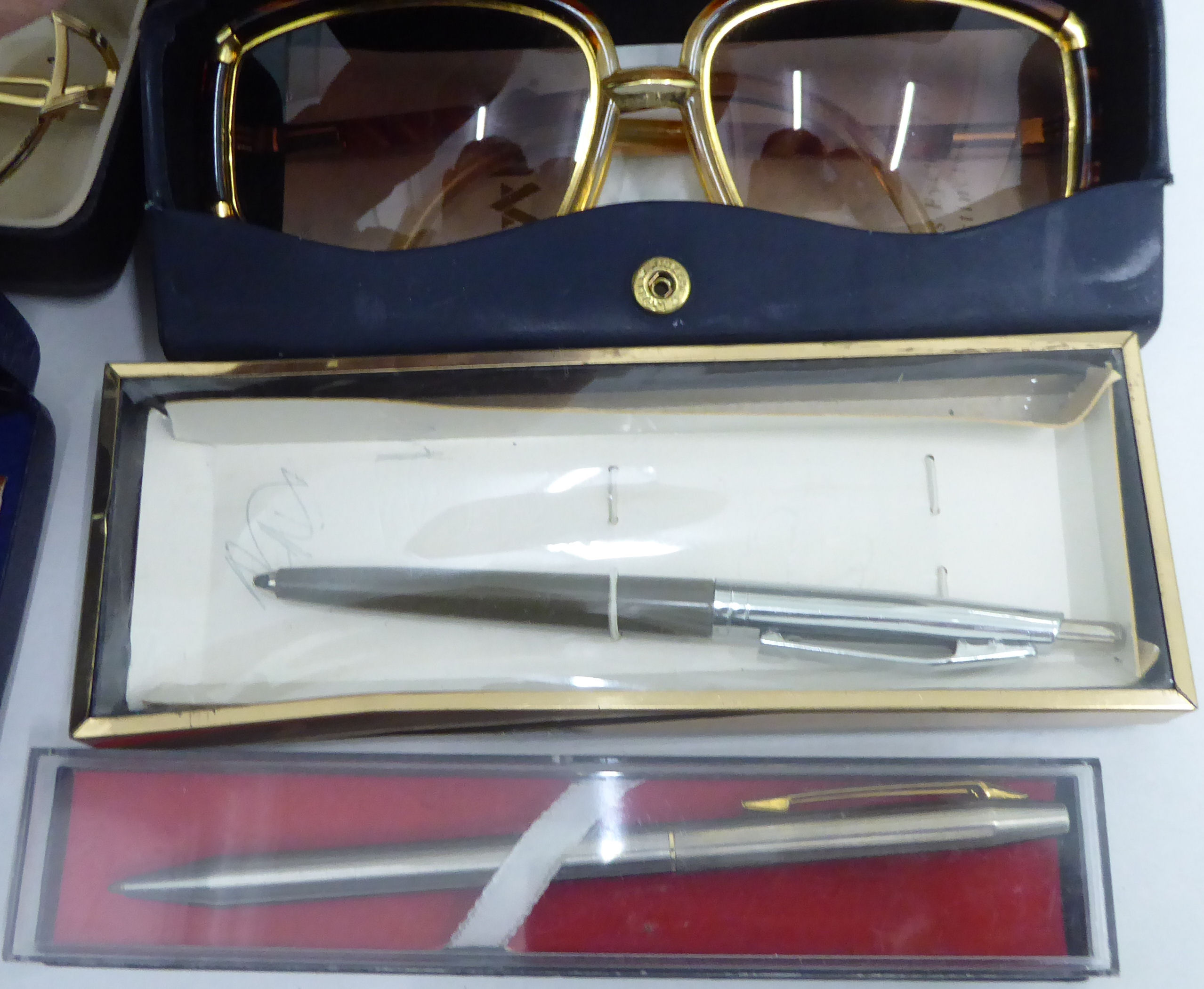 A mixed lot: to include a bangle by Michaela Frey; a Conway Stewart pen; a Ronson lighter; and - Image 4 of 6