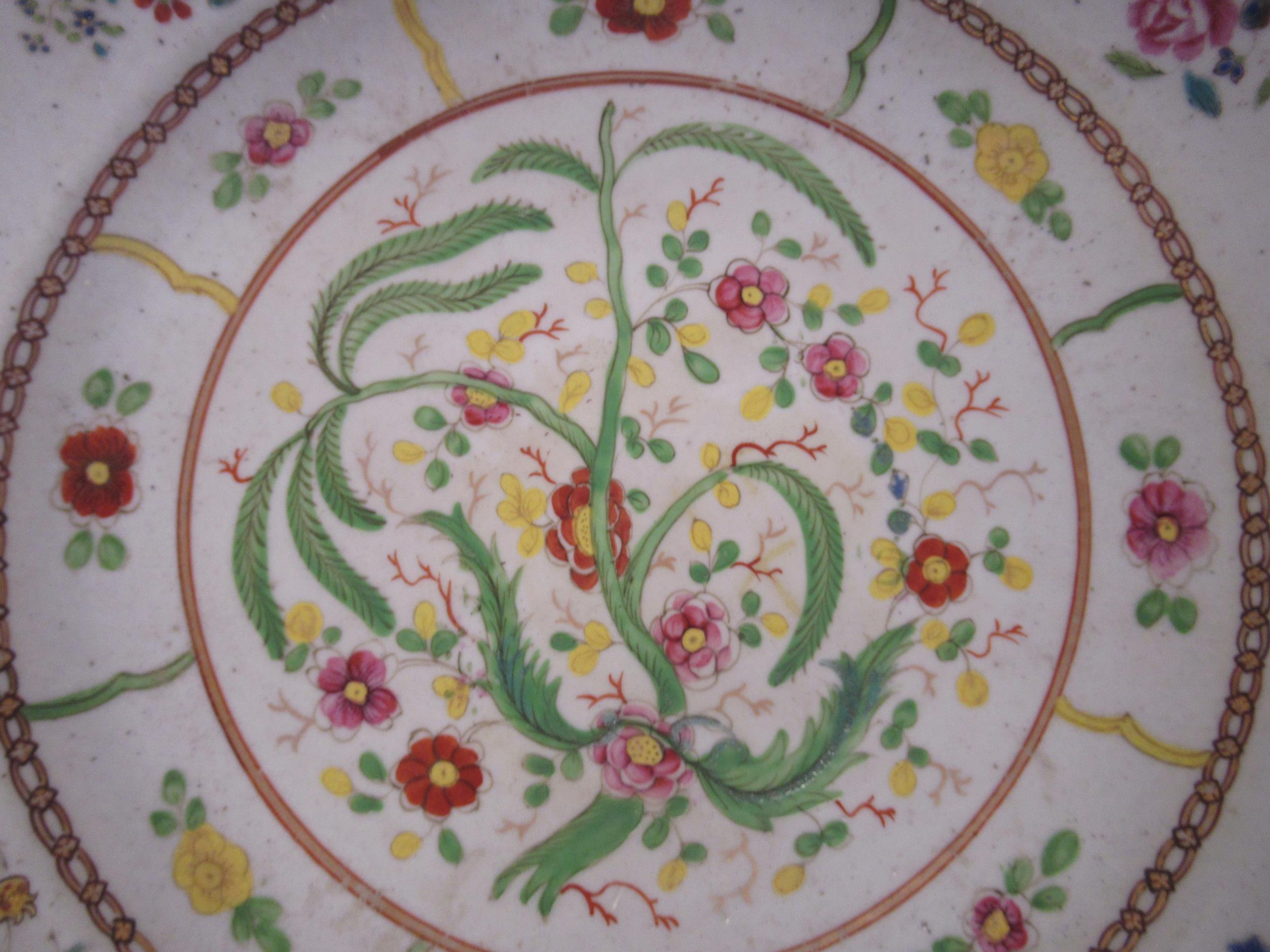 A mid 18thC Chinese porcelain octagonal dish, decorated in famille rose with an unusual floral field - Image 4 of 7