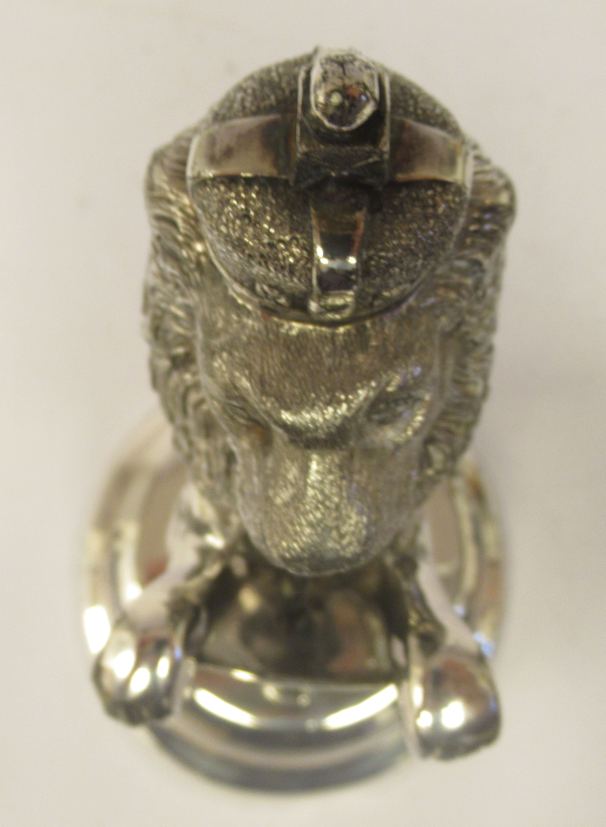 An early 20thC silver plated novelty inkwell and pen holder, fashioned as a crowned heraldic lion - Image 5 of 7