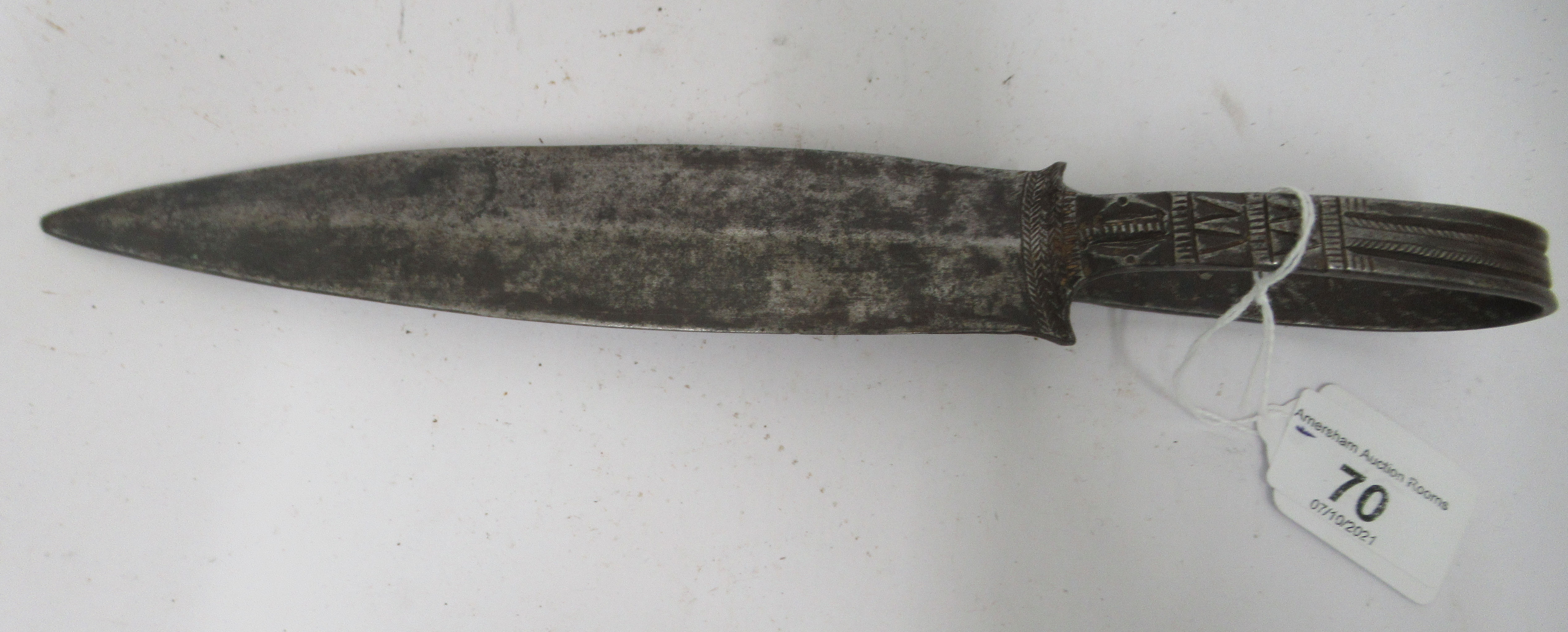 A late 19thC North Eastern Nigerian Tiv Tribe loop handled steel archers dagger  10.5"L overall - Image 5 of 9