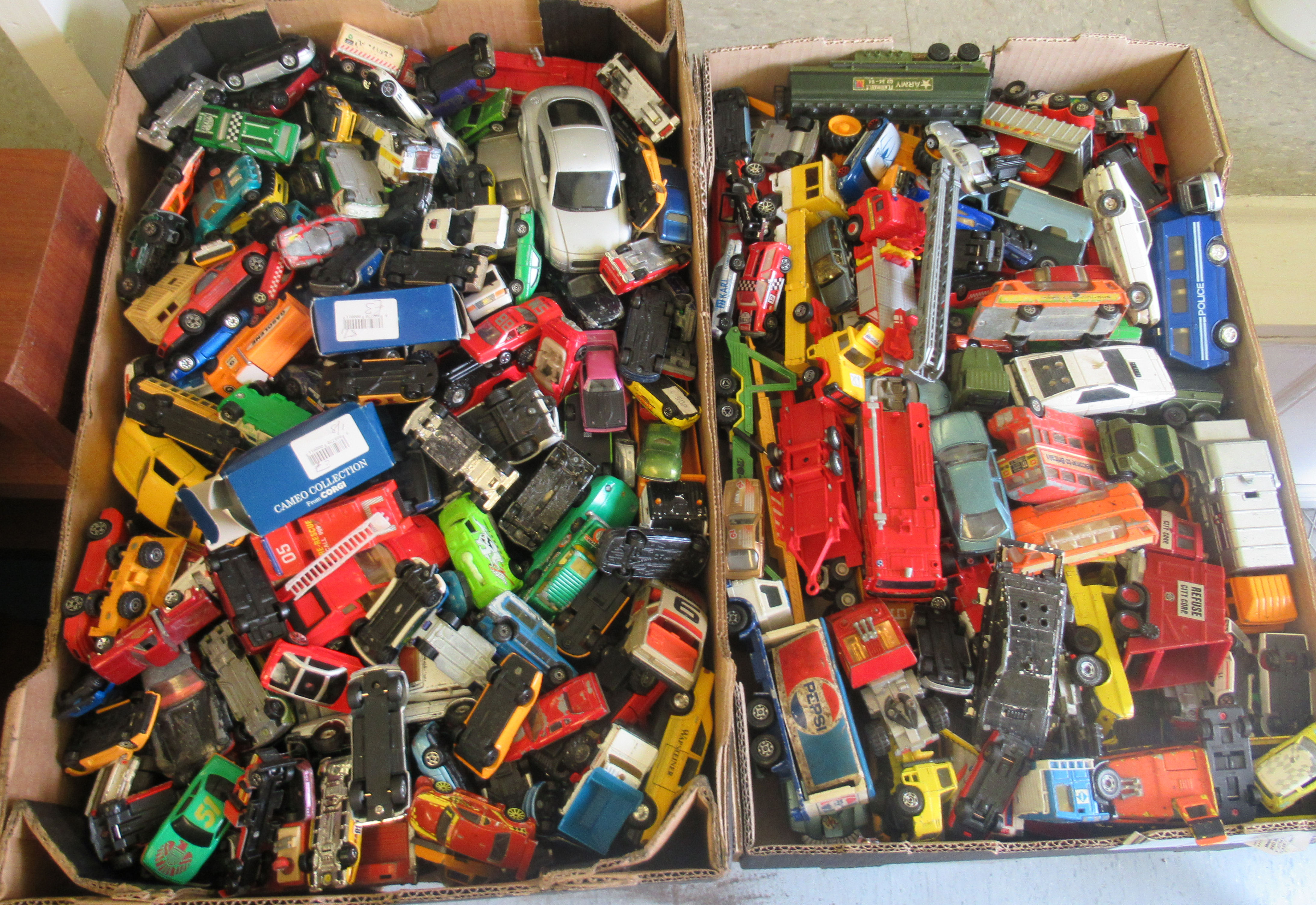 Uncollated diecast model vehicles: to include sports cars, emergency services and convertibles
