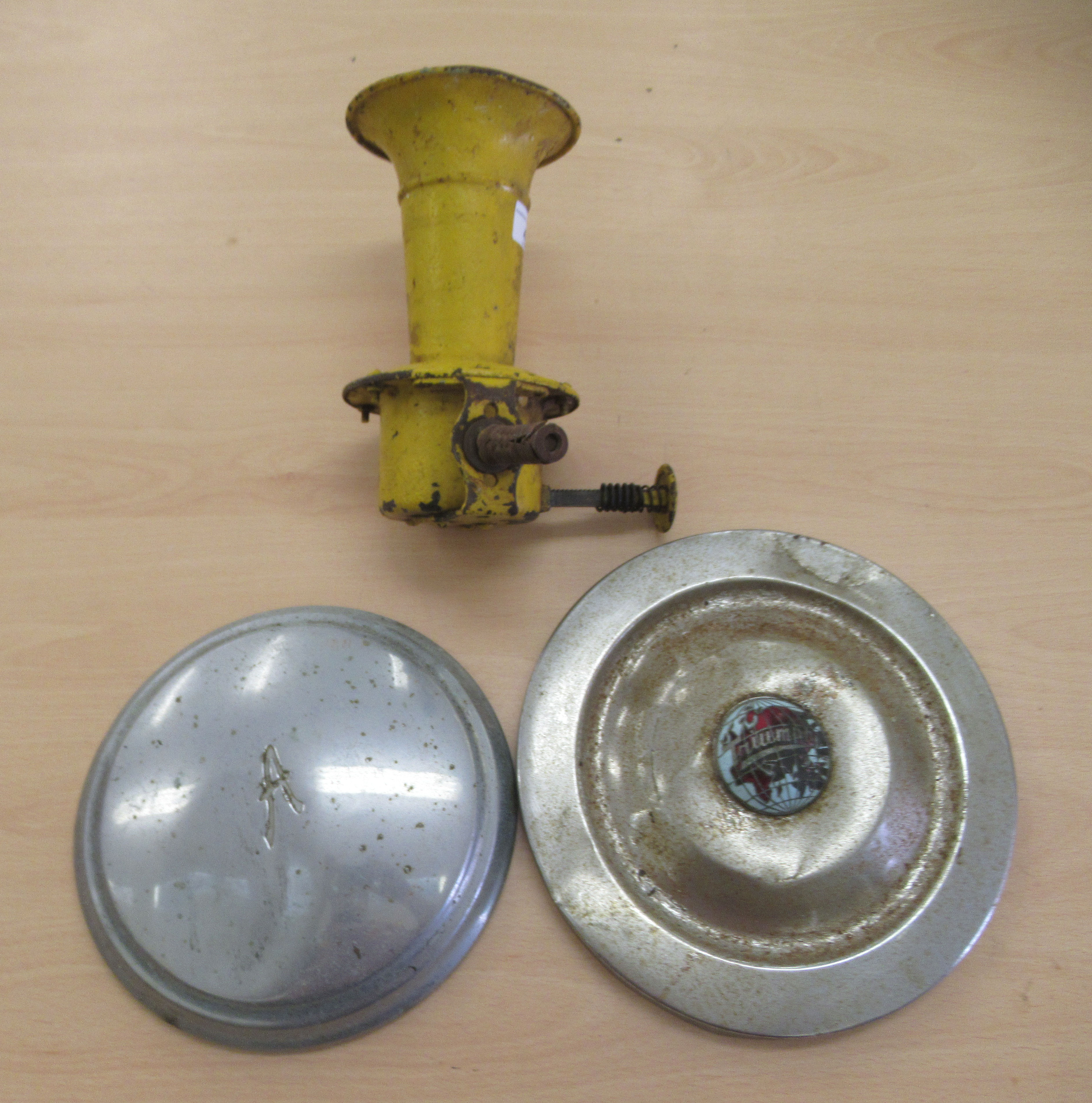 Vintage motor accessories, viz. a mustard coloured painted horn; an Austin hub cap  8"dia; and a