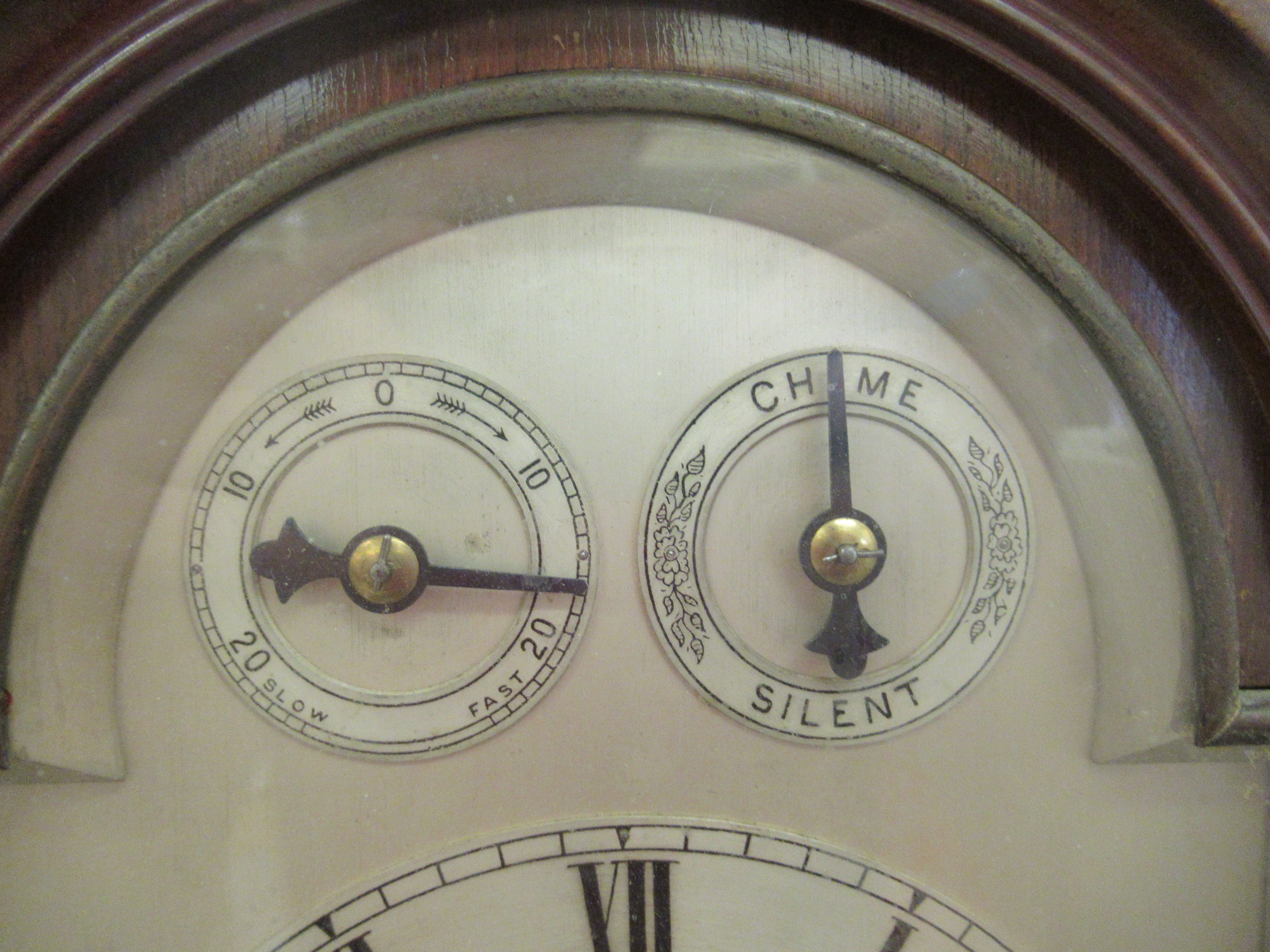 A mid 20thC mahogany cased bracket clock; the 8 day movement faced by a silvered Roman dial with - Bild 2 aus 3